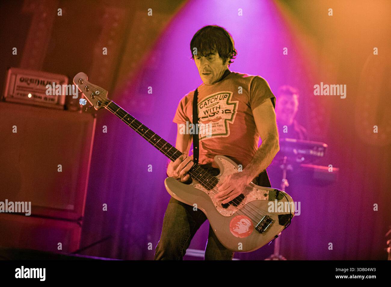 Bologna, Italia. 12 dicembre 2025. Massimiliano 'UFO' Schiavelli, bassista dello Zen Circus, si esibisce sul palco dell'Estragon Club a supporto del loro ultimo album il male. Credito: SOPA Images Limited/Alamy Live News Foto Stock