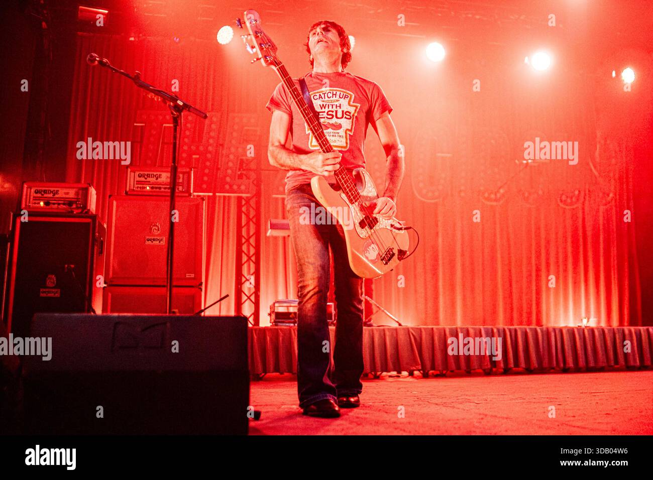 Bologna, Italia. 12 dicembre 2025. Massimiliano 'UFO' Schiavelli, bassista dello Zen Circus, si esibisce sul palco dell'Estragon Club a supporto del loro ultimo album il male. Credito: SOPA Images Limited/Alamy Live News Foto Stock