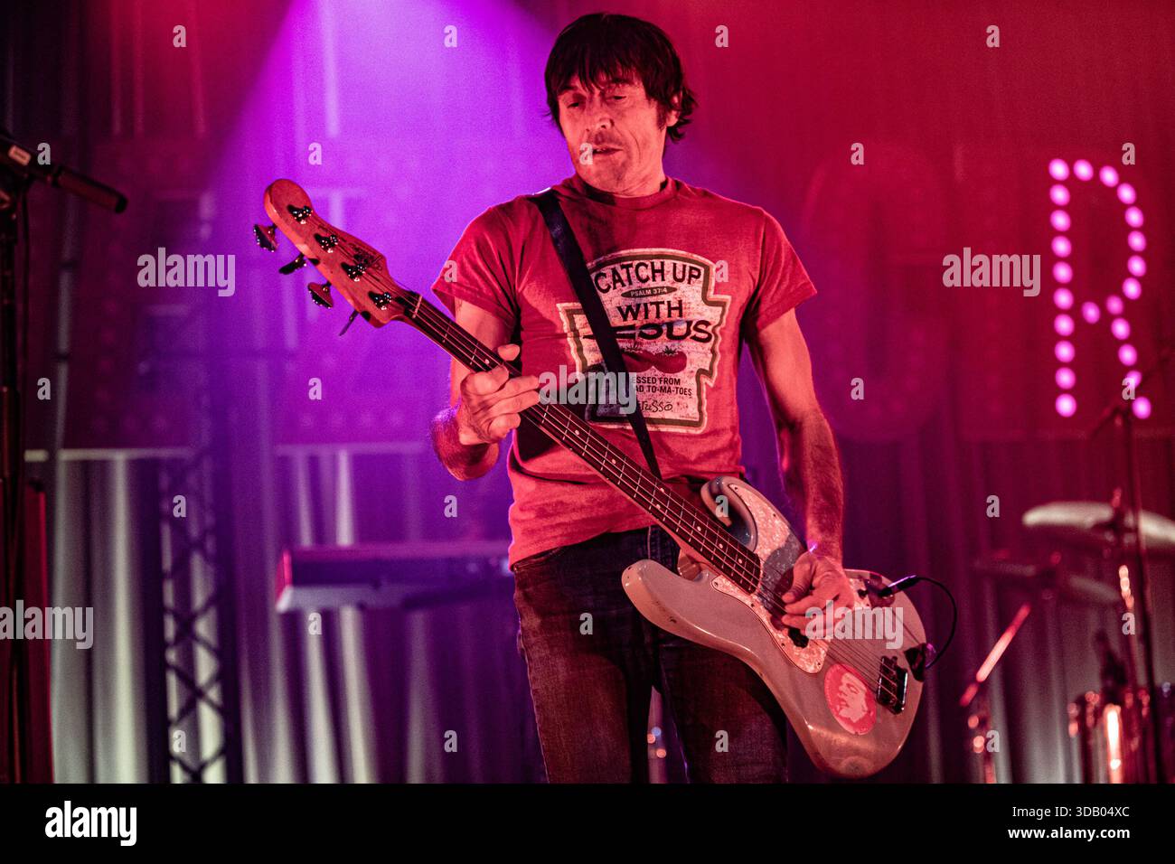 Bologna, Italia. 12 dicembre 2025. Massimiliano 'UFO' Schiavelli, bassista dello Zen Circus, si esibisce sul palco dell'Estragon Club a supporto del loro ultimo album il male. Credito: SOPA Images Limited/Alamy Live News Foto Stock