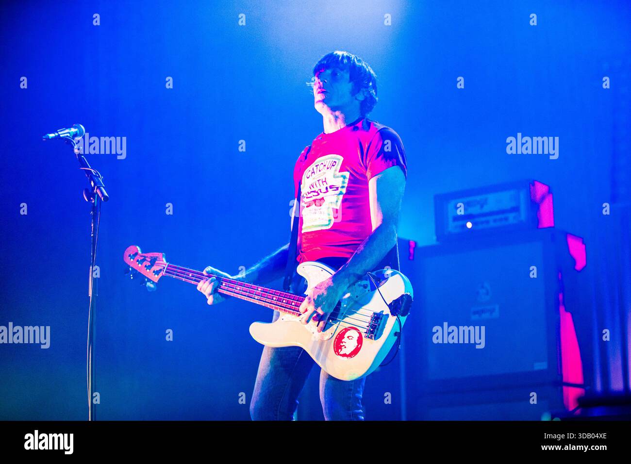 Bologna, Italia. 12 dicembre 2025. Massimiliano 'UFO' Schiavelli, bassista dello Zen Circus, si esibisce sul palco dell'Estragon Club a supporto del loro ultimo album il male. Credito: SOPA Images Limited/Alamy Live News Foto Stock