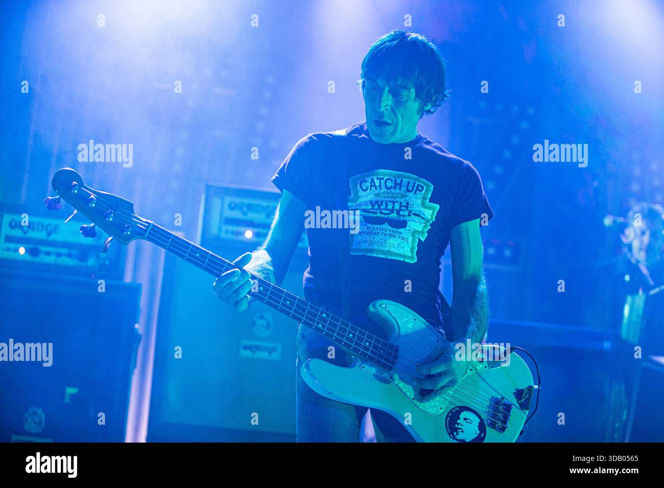 Bologna, Italia. 12 dicembre 2025. Massimiliano 'UFO' Schiavelli, bassista dello Zen Circus, si esibisce sul palco dell'Estragon Club a supporto del loro ultimo album il male. (Foto di Carlo Vergani/SOPA Images/Sipa USA) credito: SIPA USA/Alamy Live News Foto Stock