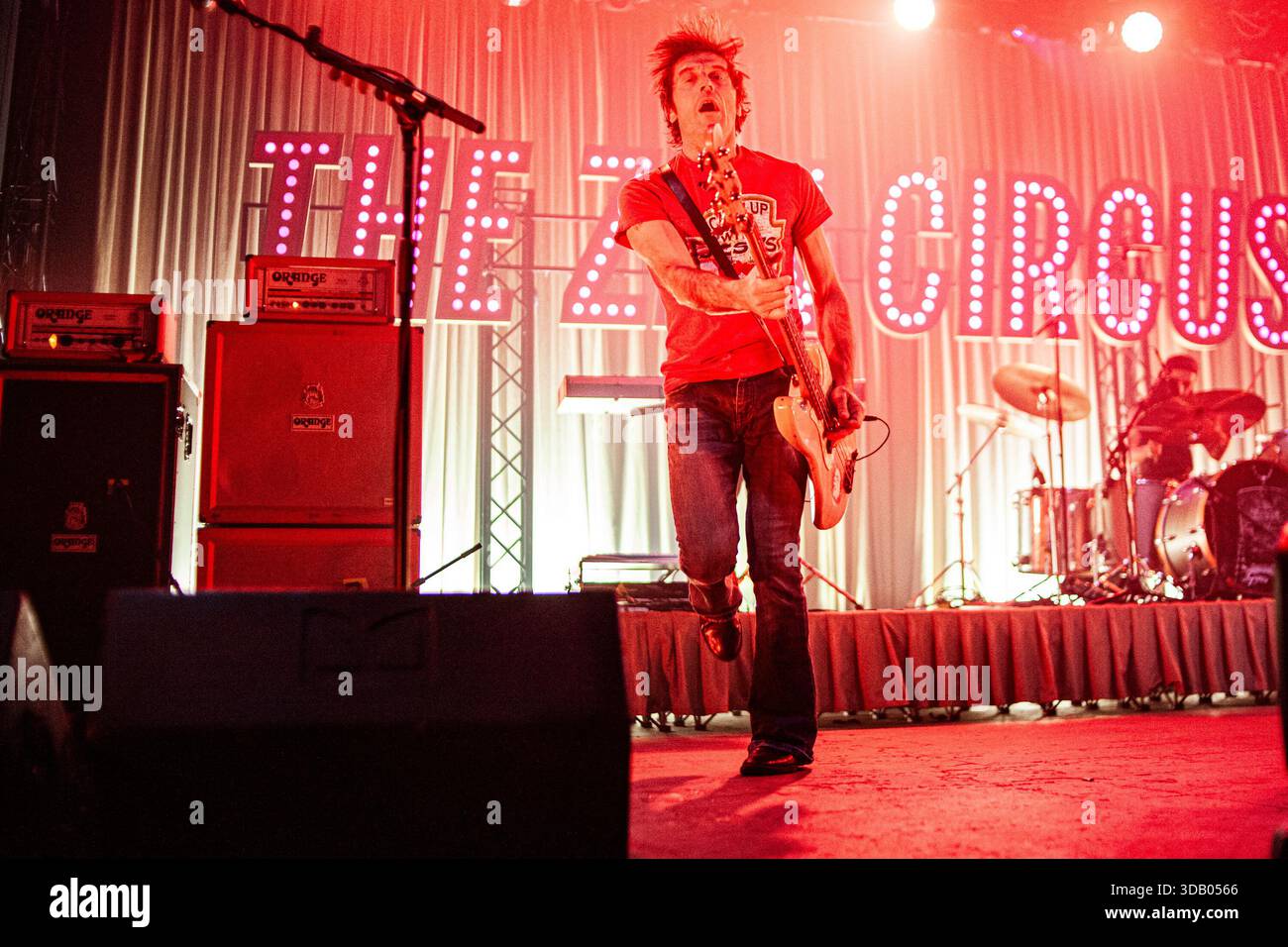 Bologna, Italia. 12 dicembre 2025. Massimiliano 'UFO' Schiavelli, bassista dello Zen Circus, si esibisce sul palco dell'Estragon Club a supporto del loro ultimo album il male. (Foto di Carlo Vergani/SOPA Images/Sipa USA) credito: SIPA USA/Alamy Live News Foto Stock