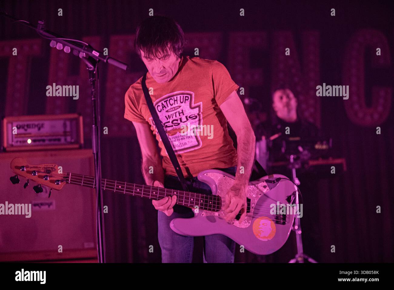 Bologna, Italia. 12 dicembre 2025. Massimiliano 'UFO' Schiavelli, bassista dello Zen Circus, si esibisce sul palco dell'Estragon Club a supporto del loro ultimo album il male. (Foto di Carlo Vergani/SOPA Images/Sipa USA) credito: SIPA USA/Alamy Live News Foto Stock