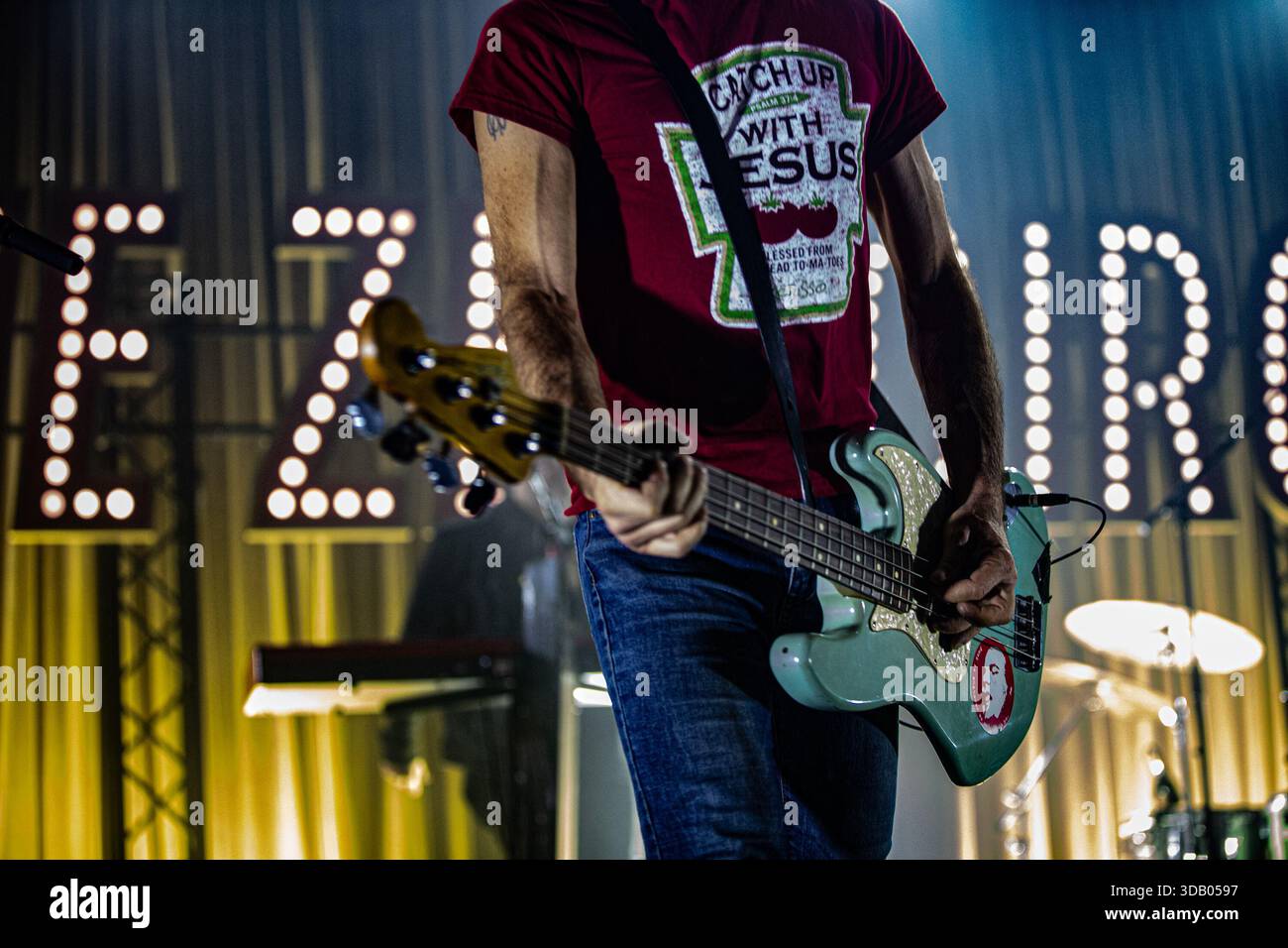 Bologna, Italia. 12 dicembre 2025. Massimiliano 'UFO' Schiavelli, bassista dello Zen Circus, si esibisce sul palco dell'Estragon Club a supporto del loro ultimo album il male. (Foto di Carlo Vergani/SOPA Images/Sipa USA) credito: SIPA USA/Alamy Live News Foto Stock
