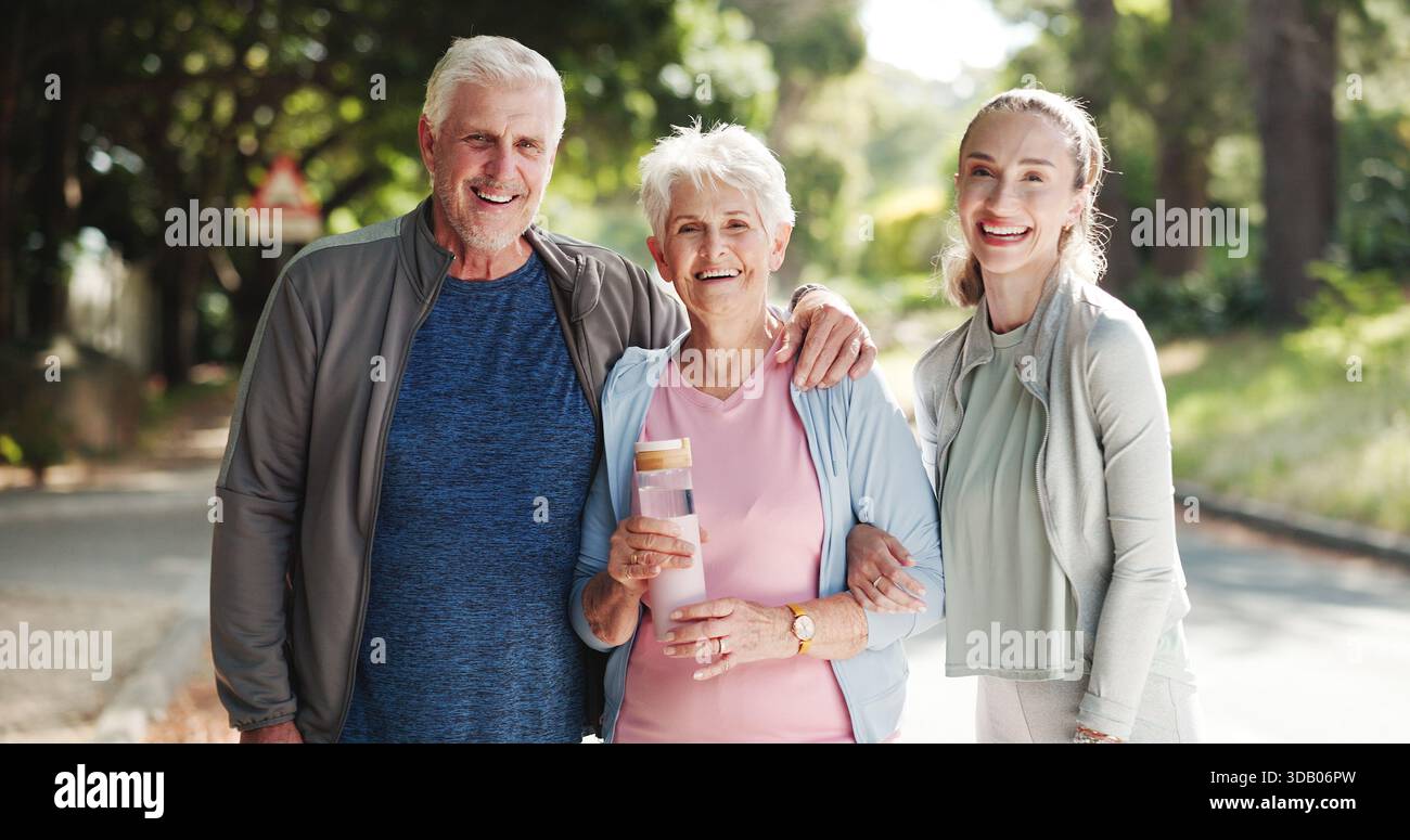 Parco, donna e ritratto di genitori anziani con bottiglia d'acqua per il benessere, la salute e il fitness. All'aperto, famiglia e mamma, papà e persona sorridenti Foto Stock