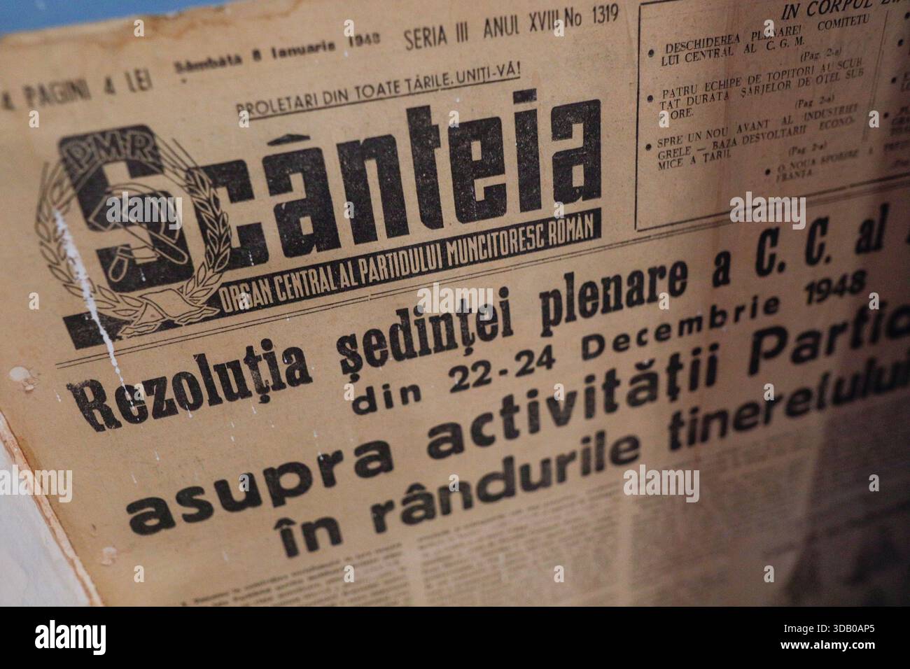 Bucarest, Romania - 29 gennaio 2023 - prima pagina del giornale ufficiale Scanteia dell'era comunista. Foto Stock
