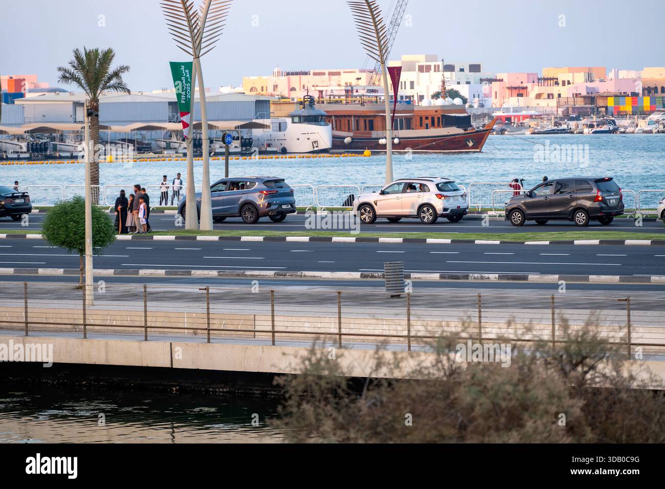 Doha, Qatar - 10 dicembre 2025: Doha Corniche Road. Strade e traffico su strada Foto Stock