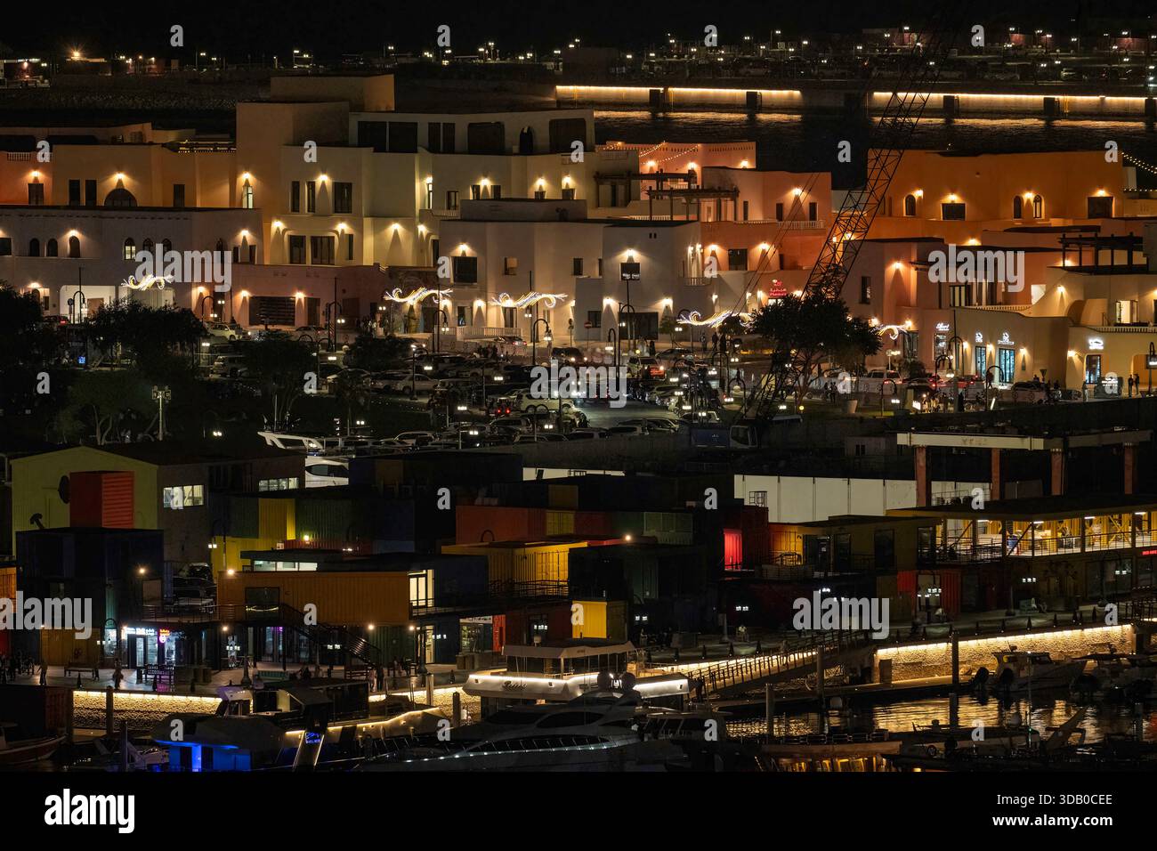 Doha, Qatar - 10 dicembre 2025: Vista notturna della riqualificazione del vecchio porto di Doha nel distretto di Mina Box Park Qatar Foto Stock