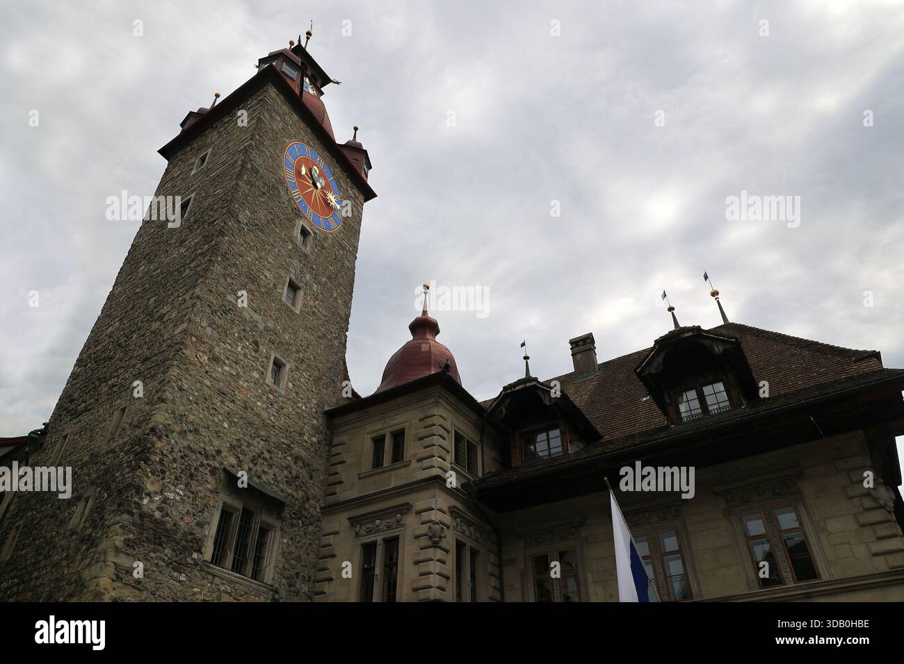Veduta del campanile rosso del municipio di Lucerna, in Svizzera Foto Stock