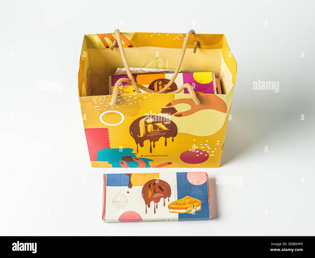Dubai, Emirati Arabi Uniti – 13 dicembre 2025: Original Fix dessert Chocolatier “CAN't get Knafeh of IT” Knafeh Pistachio Chocolate Bar with Branded Foto Stock
