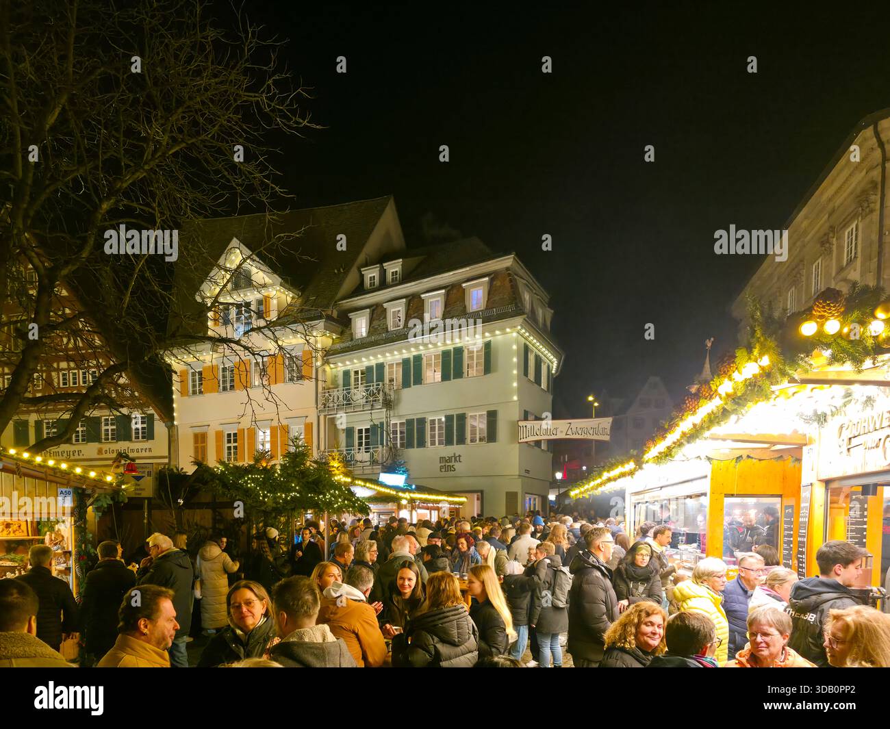 Esslingen am Neckar, Germania, 12 dicembre 2025, mercatino di Natale medievale notturno che attira migliaia di persone nella città vecchia illuminata Foto Stock