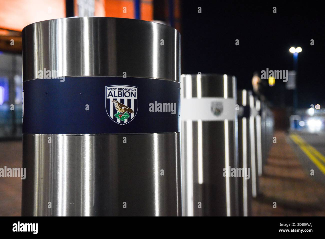 Bollards che rappresentano il club, fuori dalla tribuna principale degli Hawthorns a West Brom Foto Stock