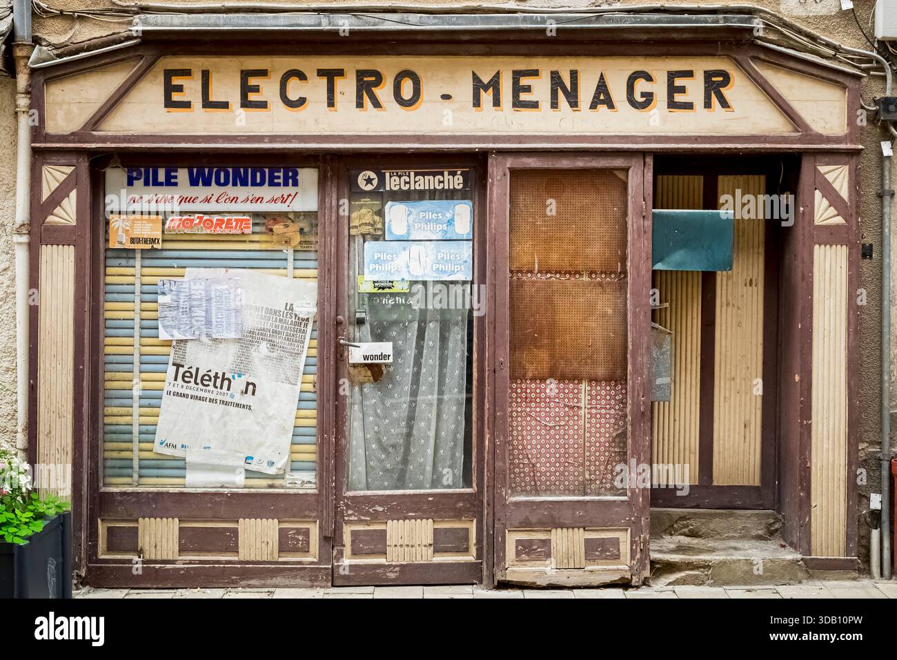 MARVEJOLS, OOCCITANIA, FRANCIA - 23 OTTOBRE 2023: Facciata di un vecchio negozio chiuso in un villaggio nella Francia rurale Foto Stock