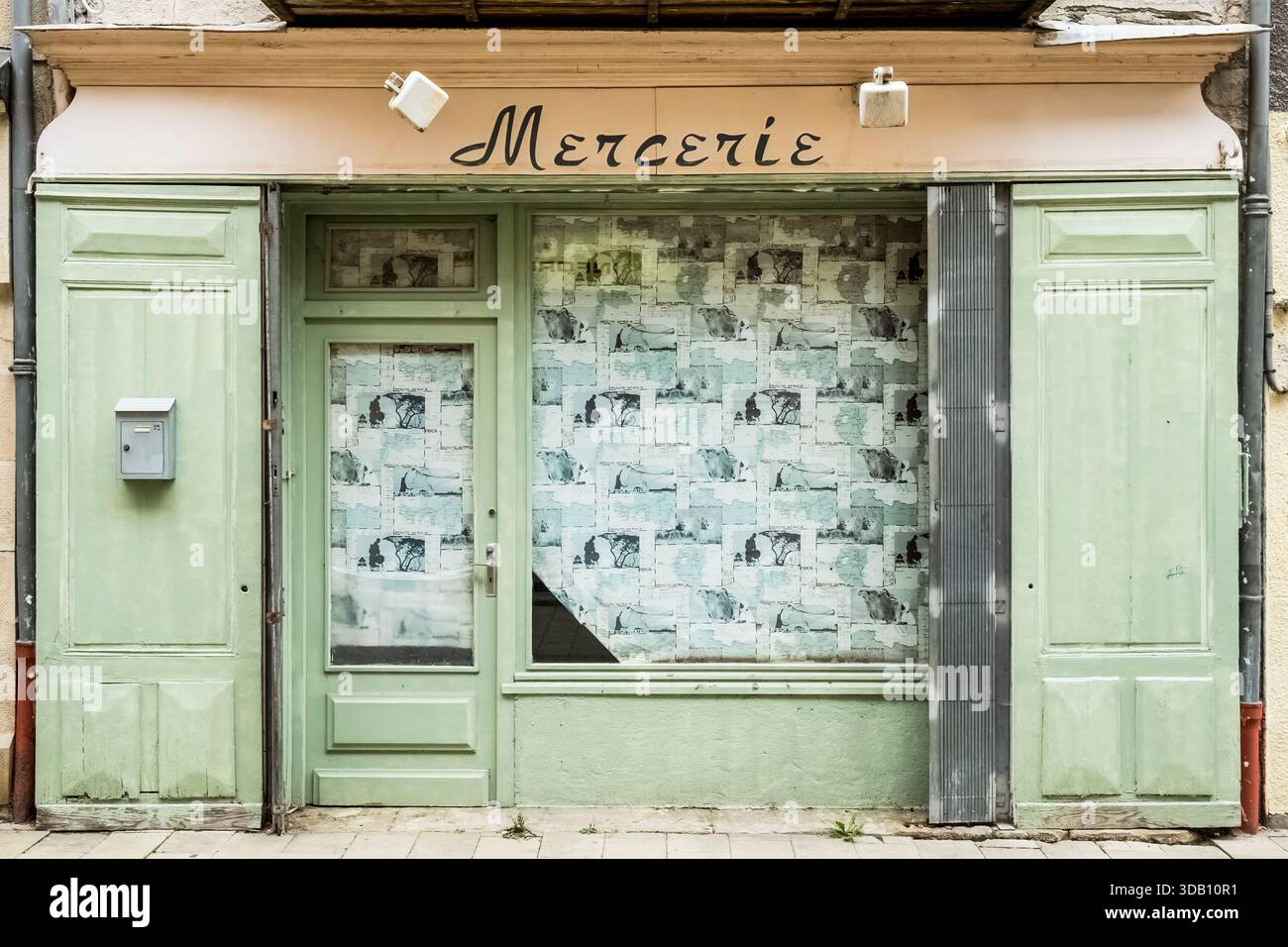 MARVEJOLS, OOCCITANIA, FRANCIA - 23 OTTOBRE 2023: Facciata di un vecchio negozio chiuso in un villaggio nella Francia rurale Foto Stock