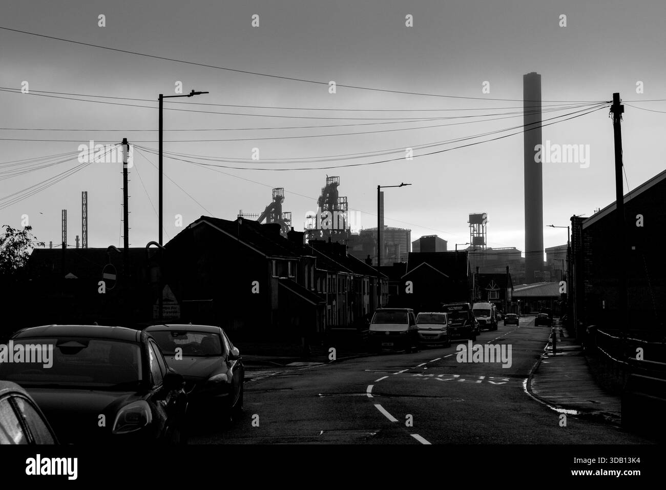 Città industriale bianca e nera di Port Talbot, Galles del Sud, con gli altiforni Tata Steelworks all'orizzonte. Industria del Regno Unito, 2025. Foto Stock