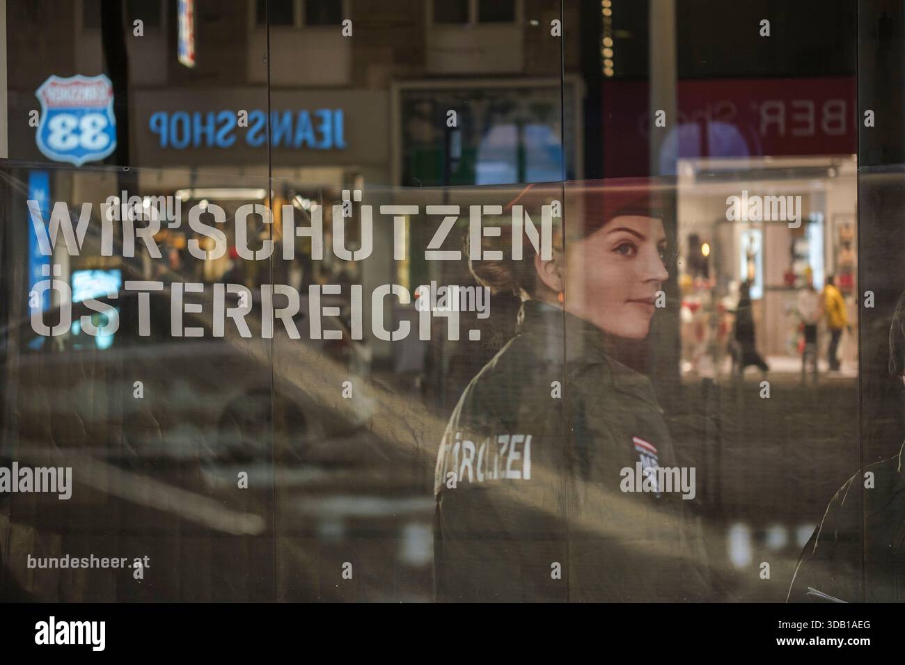 Negozio delle forze armate austriache in via Mariahilfer a Vienna. Foto Stock