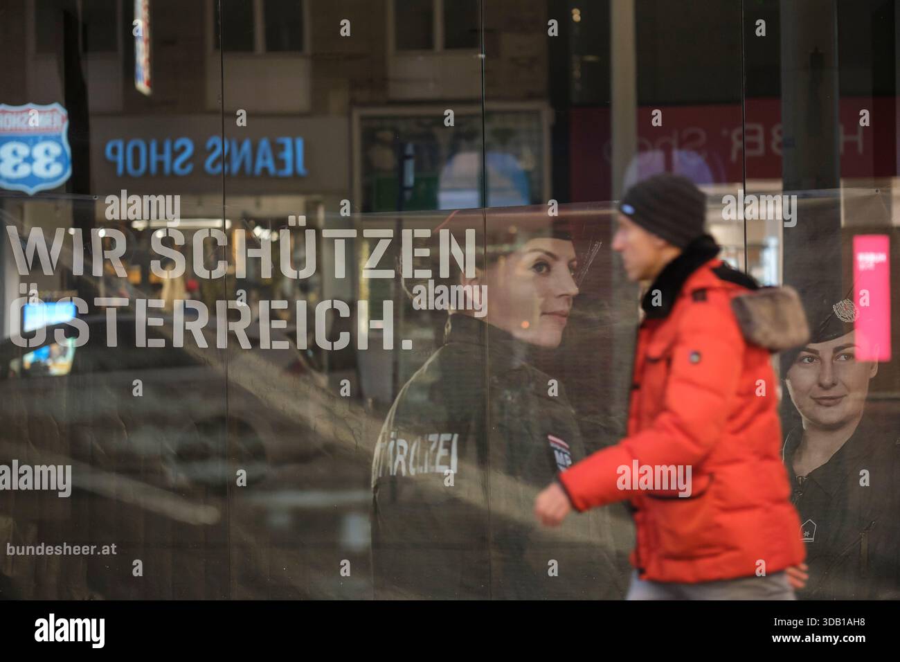 Negozio delle forze armate austriache in via Mariahilfer a Vienna. Foto Stock