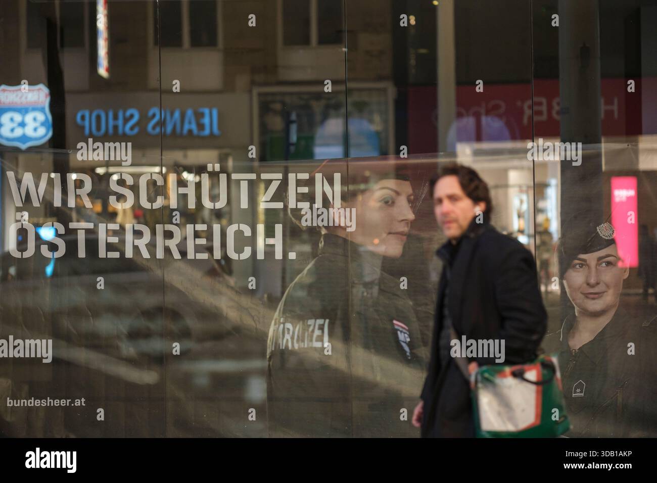 Negozio delle forze armate austriache in via Mariahilfer a Vienna. Foto Stock