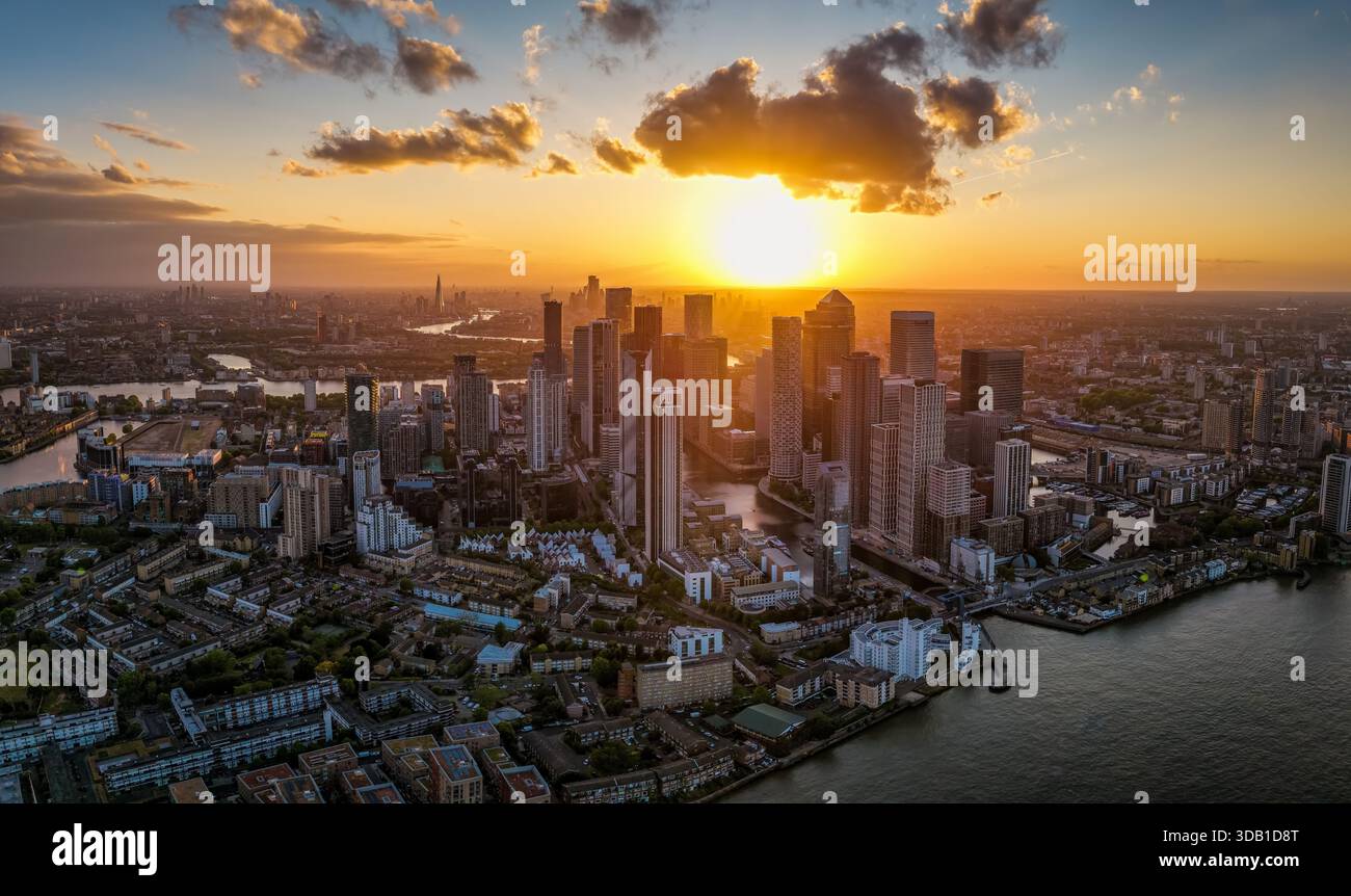 Vista aerea al tramonto dello skyline di Londra con grattacieli al Canary Wharf e la città sullo sfondo, l'Inghilterra Foto Stock