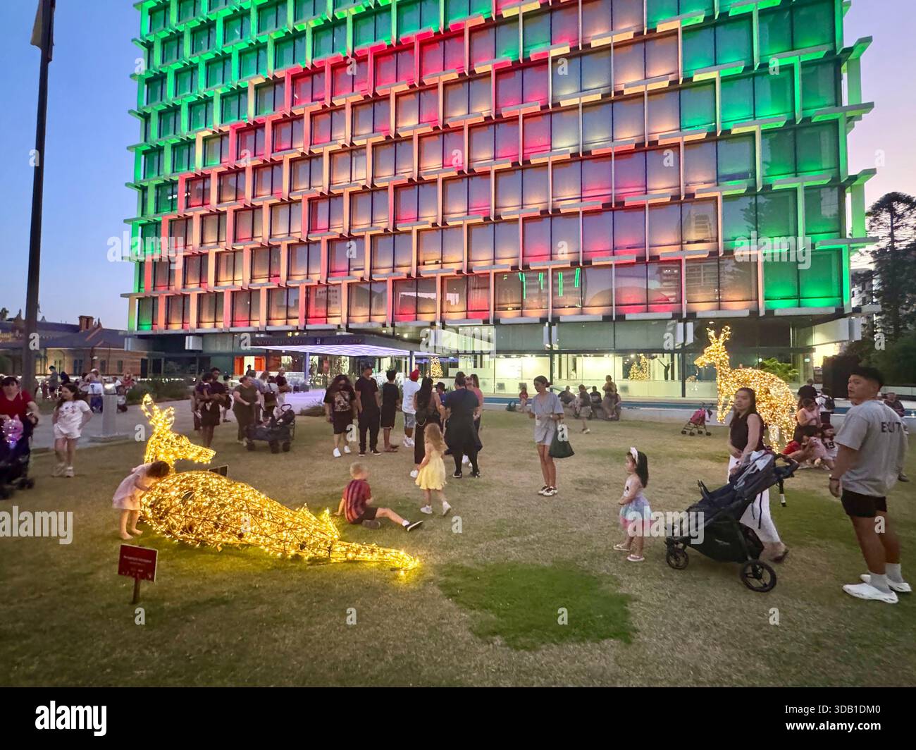 Canguro illuminato per le decorazioni natalizie di fronte alla Council House St Georges Terrace Perth Western Australia - Immagine stock catturata con smartphone