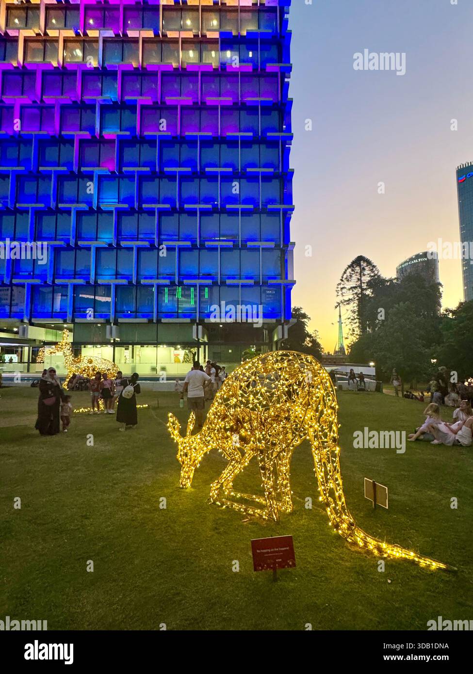 Canguro illuminato per le decorazioni natalizie di fronte alla Council House St Georges Terrace Perth Western Australia - Immagine stock catturata con smartphone