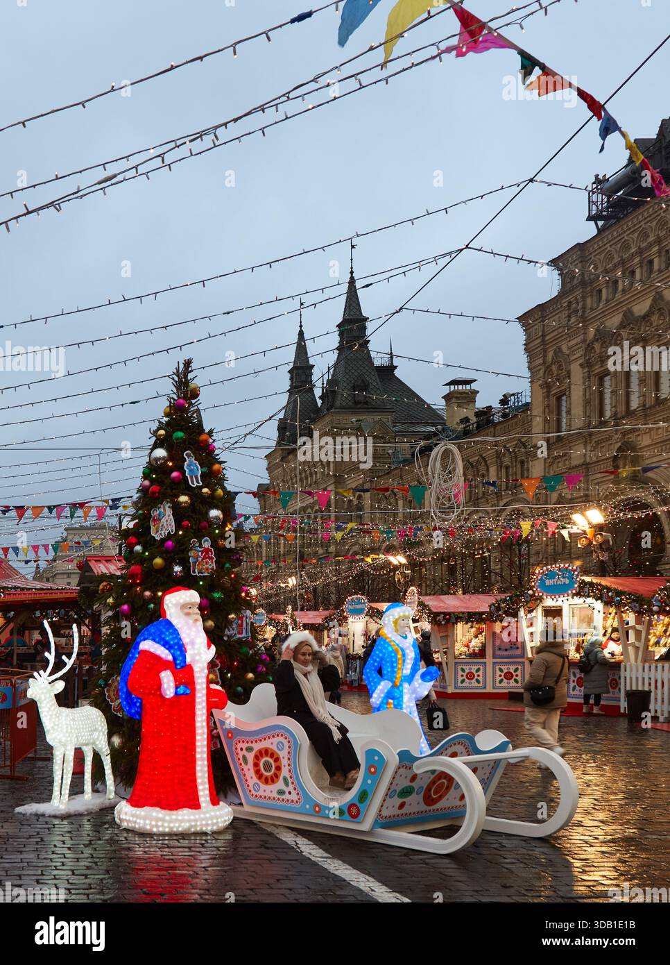 Mosca, Federazione Russa - 11 dicembre 2025: La fiera di Natale alla Piazza Rossa mette in mostra padre Frost illuminato e la fanciulla delle nevi, slitta e vibra Foto Stock