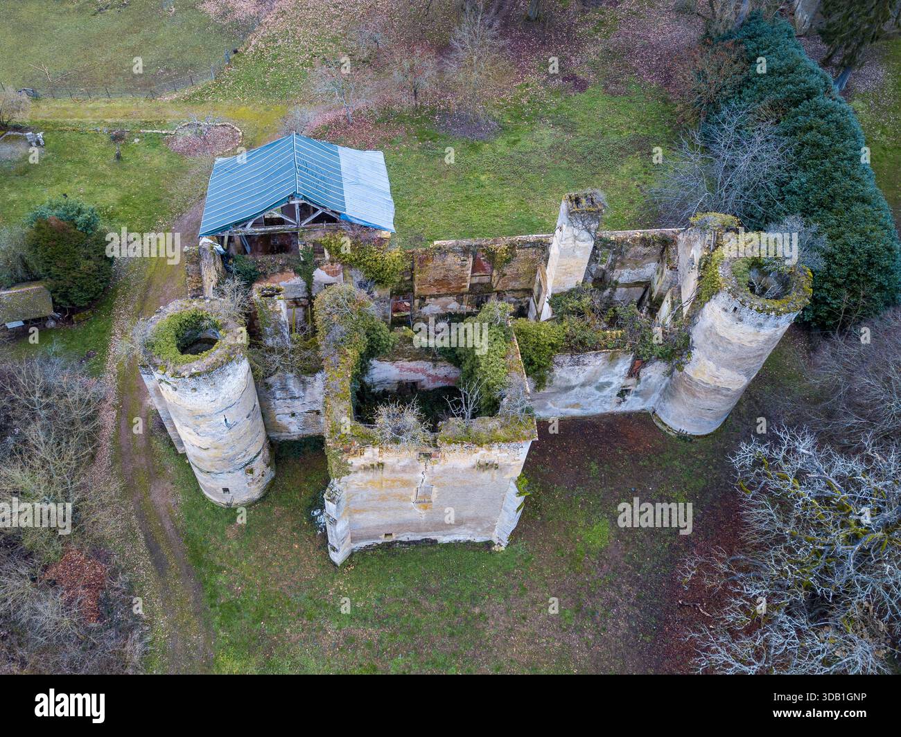 Veduta aerea di un castello medievale sopraelevato e abbandonato, con torri rotonde e mura fatiscenti Foto Stock