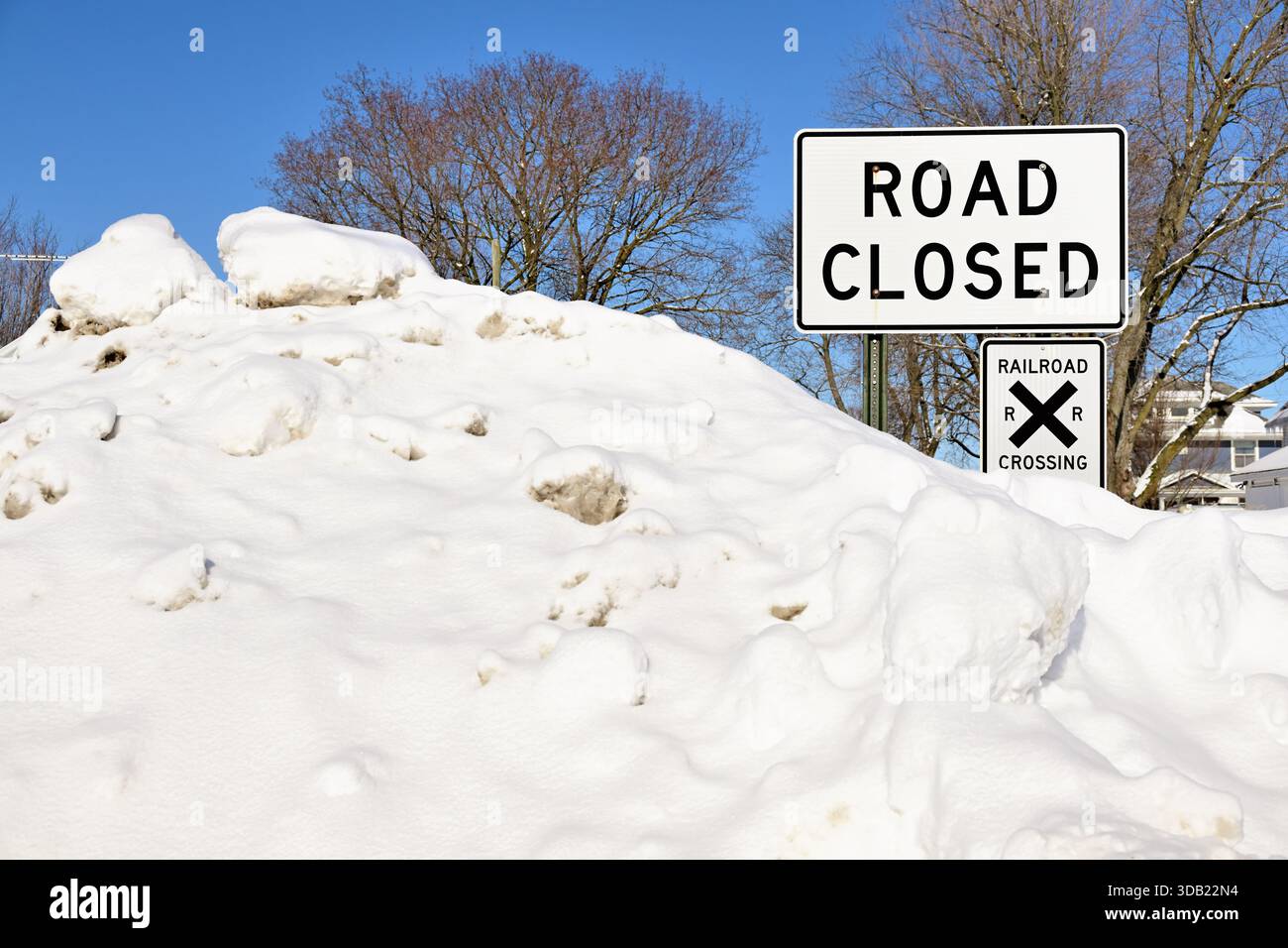 Non molto tempo dopo che una tempesta di neve ha scaricato ingenti quantità su una piccola comunità dell'Illinois centro-settentrionale, alcune strade non erano percorribili. Foto Stock