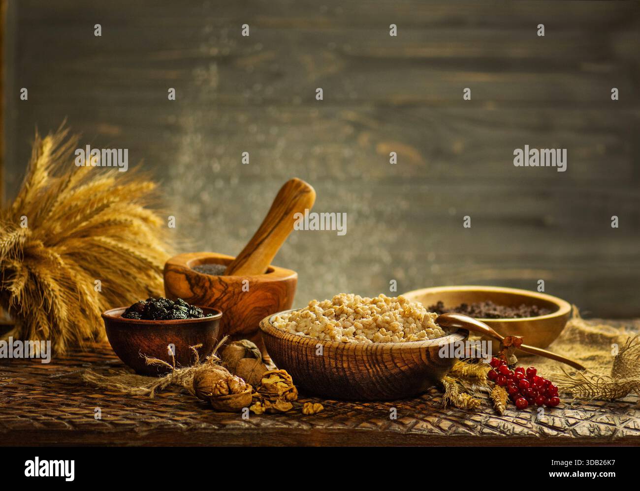 Concetto di cucina culturale catturato in caldo stile rustico. Dolce kutya di Natale ucraino con ingredienti festivi. Foto Stock