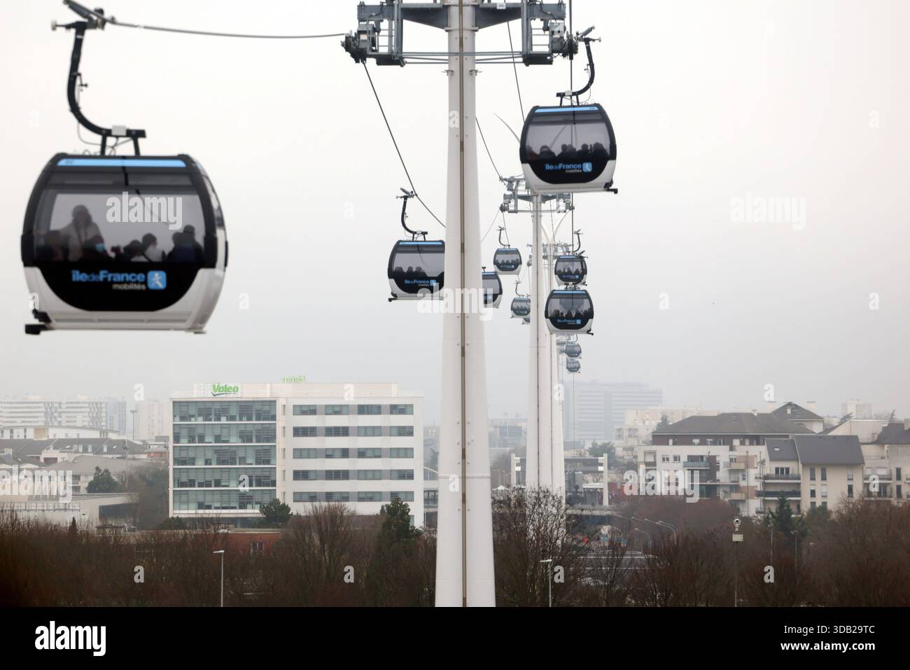 © PHOTOPQR/LE PARISIEN/Jean-Baptiste Quentin ; CRETEIL ; 13/12/2025 ; Mise en service officielle du telepherique Cable C1 il relie la station Créteil - Pointe-du-Lac, en correspondance avec la ligne 8 du métro, à Villa-Nova, station située dans le haut de Villeneuve-Saint-Georges, en passant par Limeil-de-de-Marévanet-Marne. Creteil, Parigi-sobborgo, Francia, 13 dicembre 2025 messa in servizio ufficiale della funivia C1 collega la stazione Créteil - Pointe-du-Lac, intersecante con la linea 8 della metropolitana, a Villa-Nova, una stazione situata nella parte superiore di Villeneuve-Saint-Georges, Foto Stock