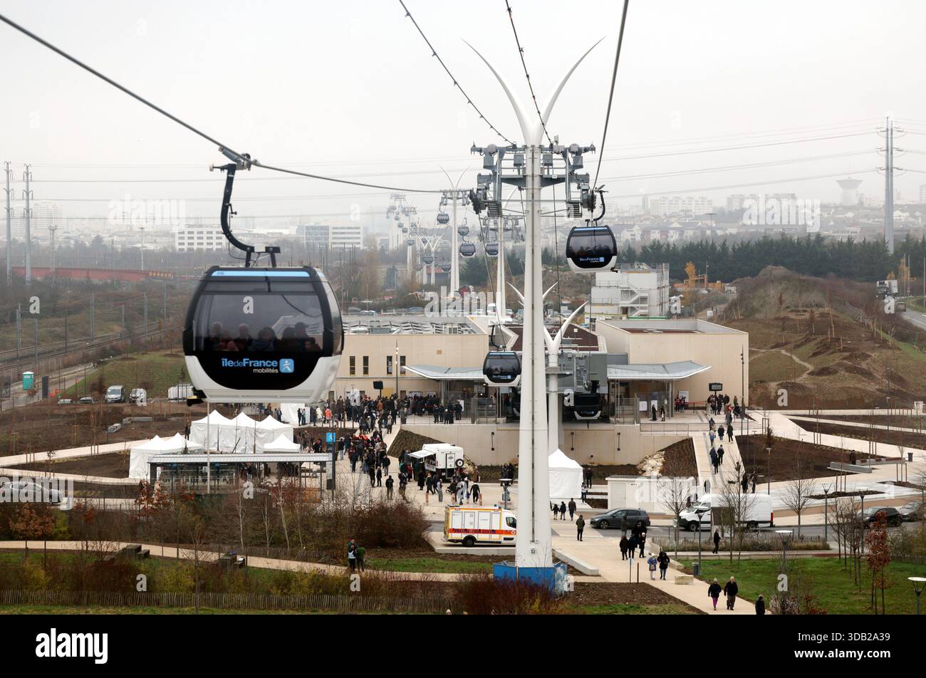 © PHOTOPQR/LE PARISIEN/Jean-Baptiste Quentin ; CRETEIL ; 13/12/2025 ; Mise en service officielle du telepherique Cable C1 il relie la station Créteil - Pointe-du-Lac, en correspondance avec la ligne 8 du métro, à Villa-Nova, station située dans le haut de Villeneuve-Saint-Georges, en passant par Limeil-de-de-Marévanet-Marne. Creteil, Parigi-sobborgo, Francia, 13 dicembre 2025 messa in servizio ufficiale della funivia C1 collega la stazione Créteil - Pointe-du-Lac, intersecante con la linea 8 della metropolitana, a Villa-Nova, una stazione situata nella parte superiore di Villeneuve-Saint-Georges, Foto Stock