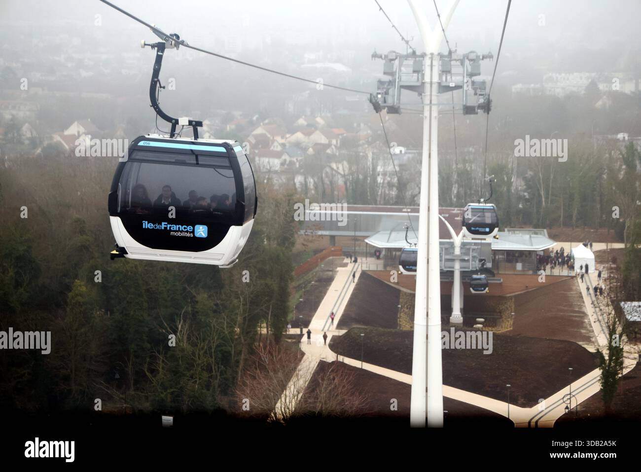 © PHOTOPQR/LE PARISIEN/Jean-Baptiste Quentin ; CRETEIL ; 13/12/2025 ; Mise en service officielle du telepherique Cable C1 il relie la station Créteil - Pointe-du-Lac, en correspondance avec la ligne 8 du métro, à Villa-Nova, station située dans le haut de Villeneuve-Saint-Georges, en passant par Limeil-de-de-Marévanet-Marne. Creteil, Parigi-sobborgo, Francia, 13 dicembre 2025 messa in servizio ufficiale della funivia C1 collega la stazione Créteil - Pointe-du-Lac, intersecante con la linea 8 della metropolitana, a Villa-Nova, una stazione situata nella parte superiore di Villeneuve-Saint-Georges, Foto Stock