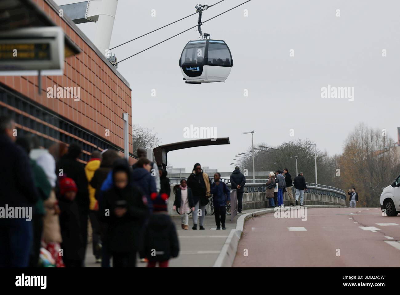 © PHOTOPQR/LE PARISIEN/Jean-Baptiste Quentin ; CRETEIL ; 13/12/2025 ; Mise en service officielle du telepherique Cable C1 il relie la station Créteil - Pointe-du-Lac, en correspondance avec la ligne 8 du métro, à Villa-Nova, station située dans le haut de Villeneuve-Saint-Georges, en passant par Limeil-de-de-Marévanet-Marne. Creteil, Parigi-sobborgo, Francia, 13 dicembre 2025 messa in servizio ufficiale della funivia C1 collega la stazione Créteil - Pointe-du-Lac, intersecante con la linea 8 della metropolitana, a Villa-Nova, una stazione situata nella parte superiore di Villeneuve-Saint-Georges, Foto Stock
