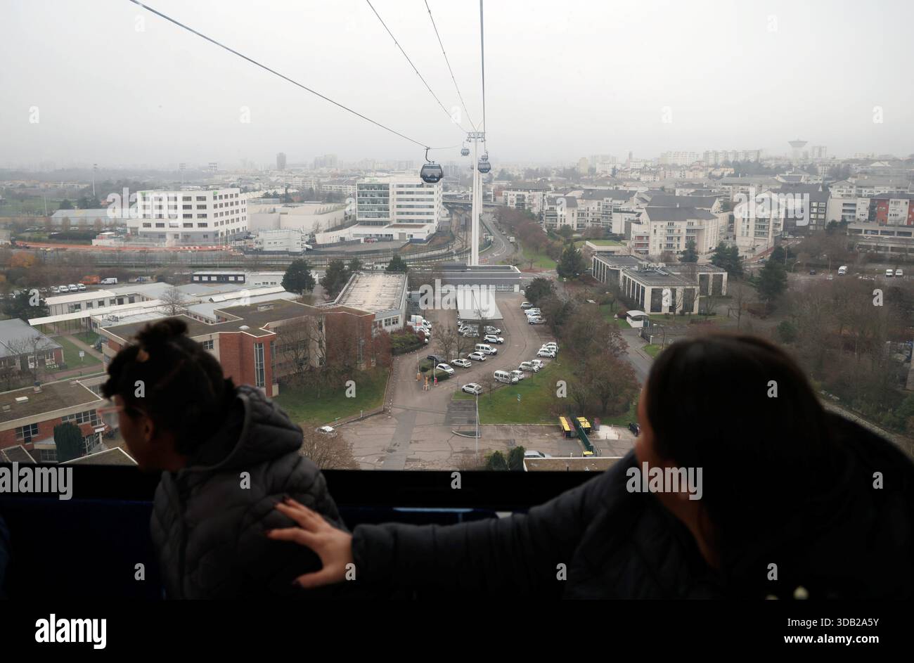 © PHOTOPQR/LE PARISIEN/Jean-Baptiste Quentin ; CRETEIL ; 13/12/2025 ; Mise en service officielle du telepherique Cable C1 il relie la station Créteil - Pointe-du-Lac, en correspondance avec la ligne 8 du métro, à Villa-Nova, station située dans le haut de Villeneuve-Saint-Georges, en passant par Limeil-de-de-Marévanet-Marne. Creteil, Parigi-sobborgo, Francia, 13 dicembre 2025 messa in servizio ufficiale della funivia C1 collega la stazione Créteil - Pointe-du-Lac, intersecante con la linea 8 della metropolitana, a Villa-Nova, una stazione situata nella parte superiore di Villeneuve-Saint-Georges, Foto Stock