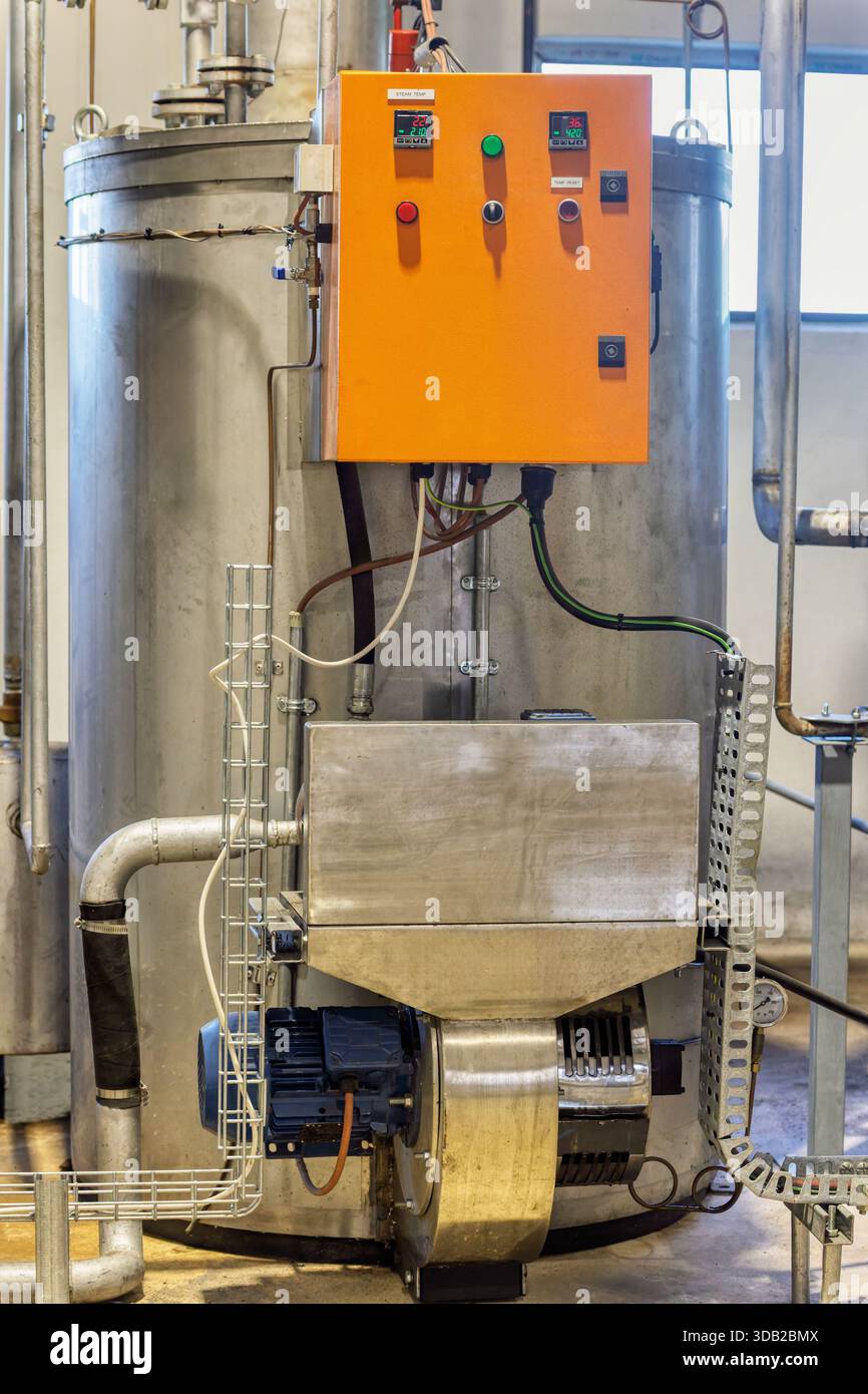 generatore automatico di vapore o caldaia elemento essenziale dell'infrastruttura del mattatoio Foto Stock