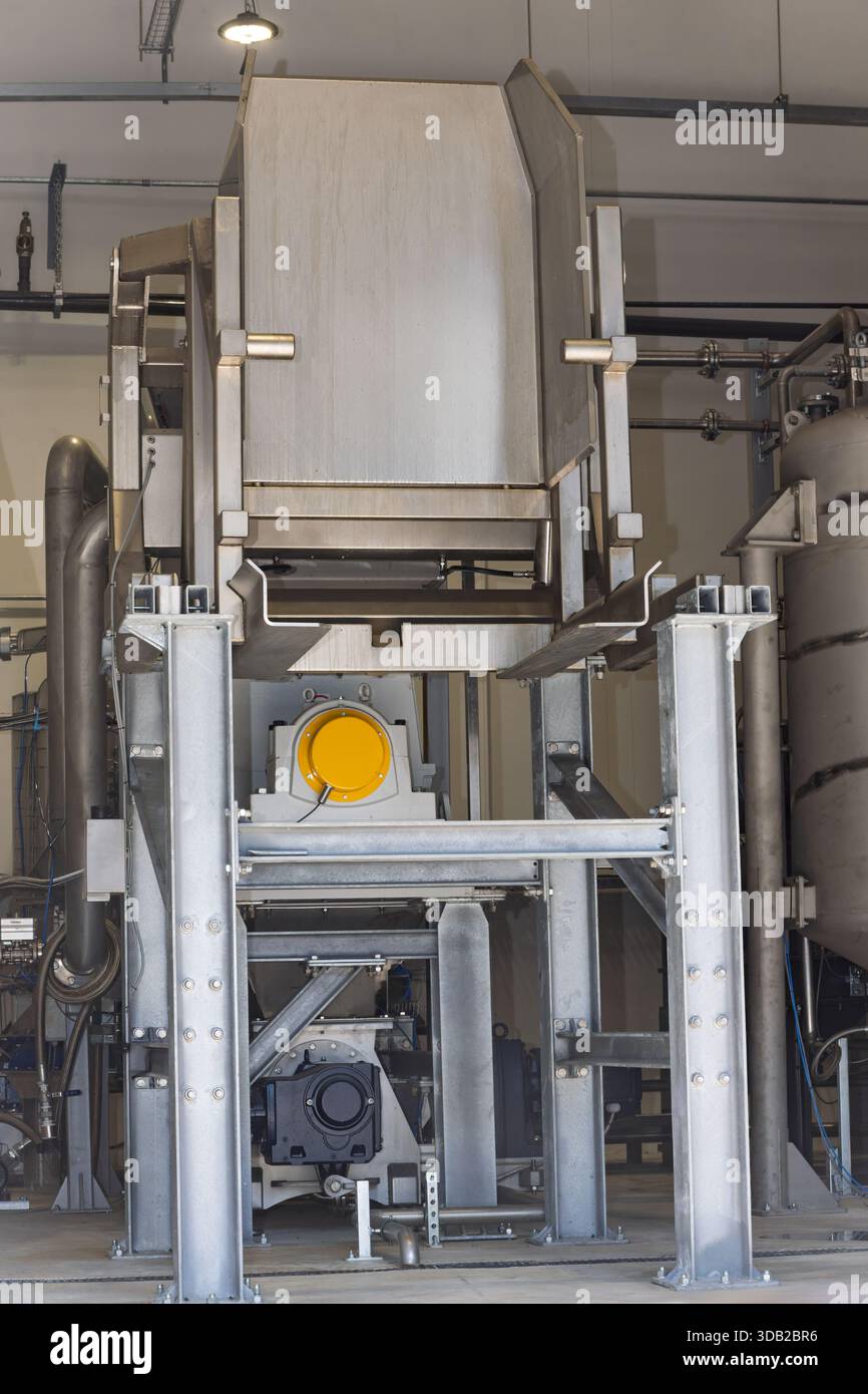 macchina industriale per la frantumazione o la macinazione in un macello, utilizzata negli impianti di lavorazione delle carni per la macinazione iniziale di carni sfuse o la macinazione di carni Foto Stock