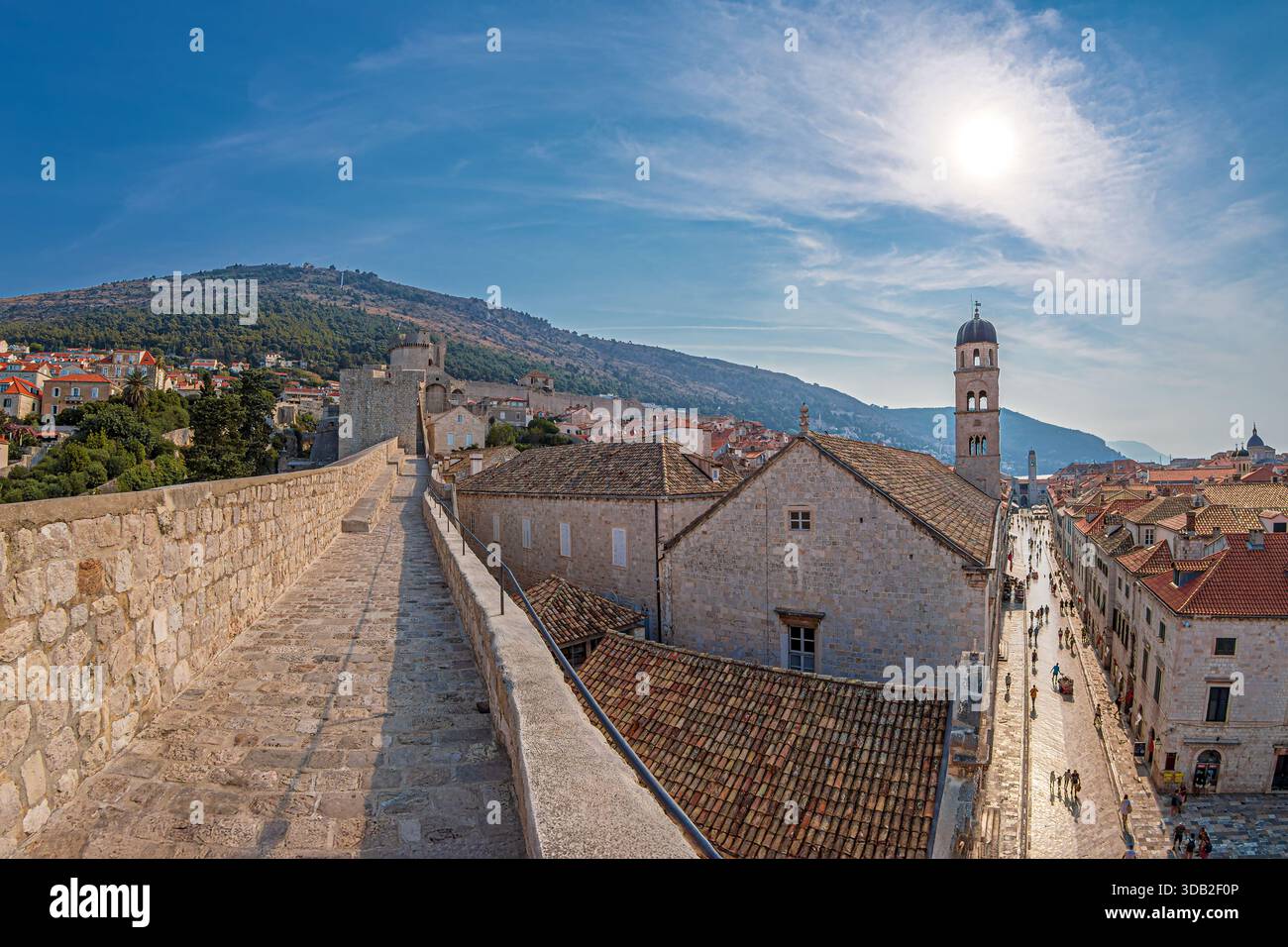 DUBROVNIK, CROAZIA - 17 AGOSTO 2024: Città vecchia vicino porta pile, con via Stradun, la principale strada pedonale lastricata di pietra calcarea del XIII secolo Foto Stock