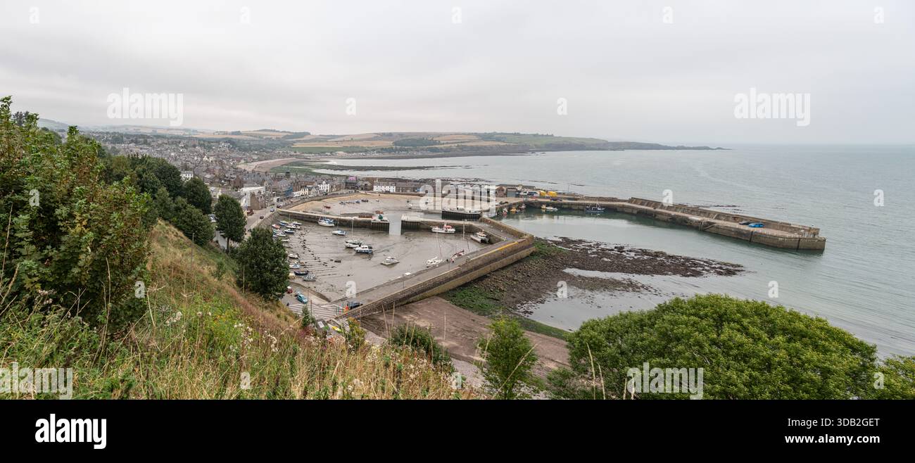 Barche a Low Tide a Stonehaven - Cowie Harbour, Aberdeenshire, Scozia Foto Stock