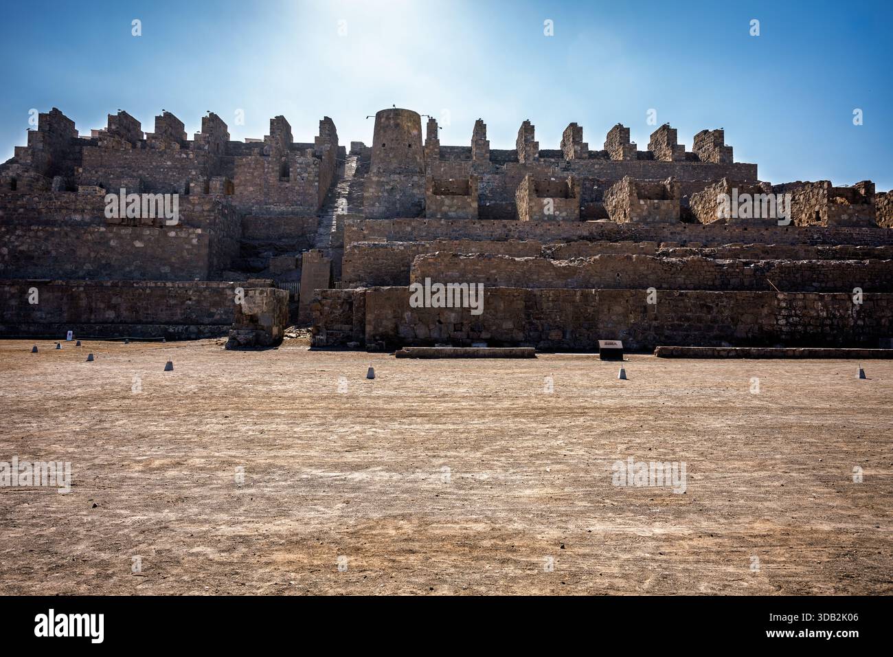 Ampia vista delle strutture in pietra intemprata e dei livelli a più livelli di un'antica fortezza, che mostra l'architettura storica. Foto Stock
