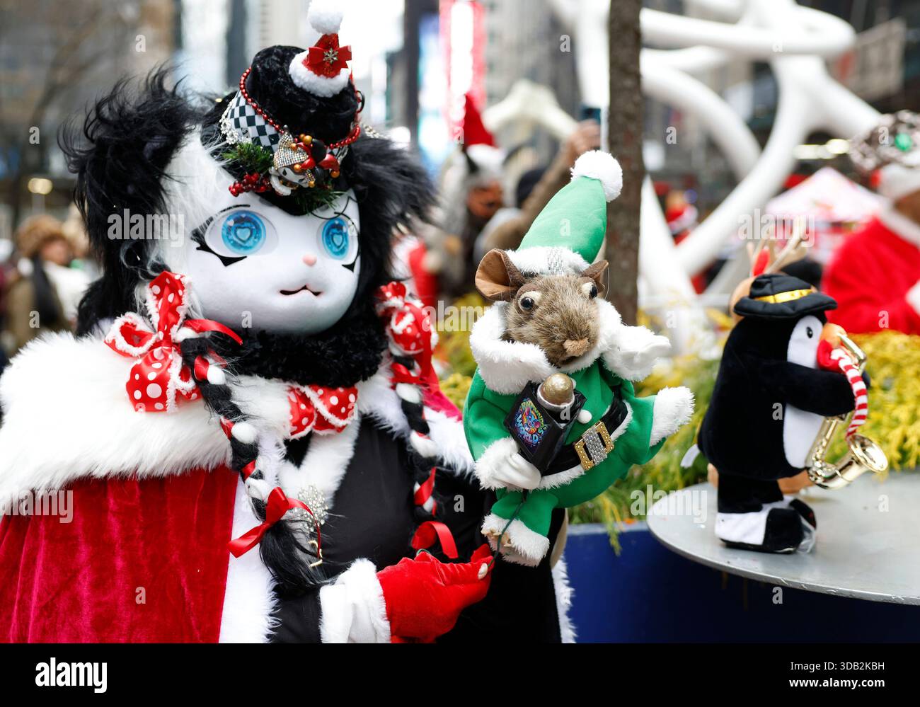 New York, Stati Uniti. 13 dicembre 2025. I partecipanti indossano costumi e cappelli di Babbo Natale al SantaCon NYC sabato 13 dicembre 2025 a New York. Il SantaCon è un enorme evento annuale in tutto il mondo in cui migliaia di persone vestono i panni di Babbo Natale o di altri personaggi festivi per una giornata di bevute, sfilate per le strade della città e visite ai bar. Foto di John Angelillo/UPI credito: UPI/Alamy Live News Foto Stock