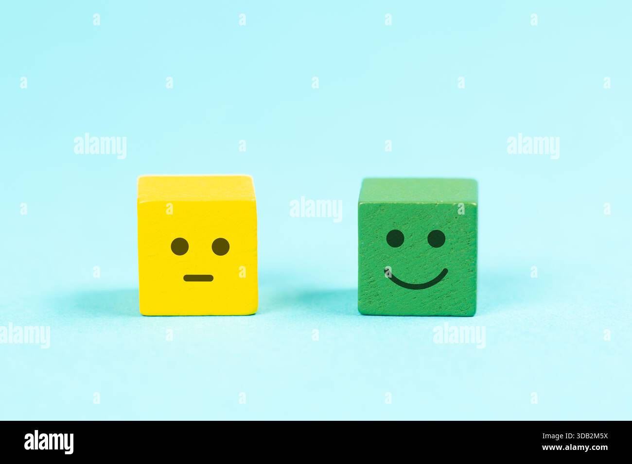 Faccia triste o felice sorridente, salute mentale, atteggiamento, mente positiva e negativa, influenza di emozione, stile di vita e umore Foto Stock