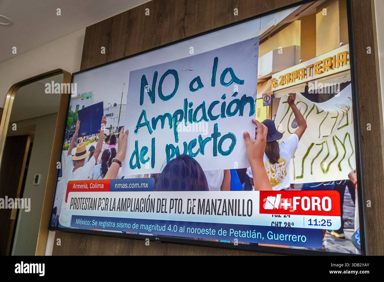 Città del Messico, Messico, televisione via cavo, telediffusione NMAS di notizie su foro TV, televisione in lingua spagnola, trasmissione in vivo, grafica su schermo Foto Stock