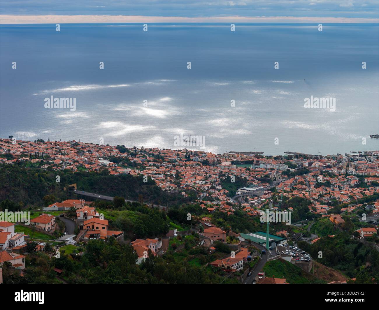 Vista panoramica dei tetti di Funchal e del veliero sull'Atlantico Foto Stock