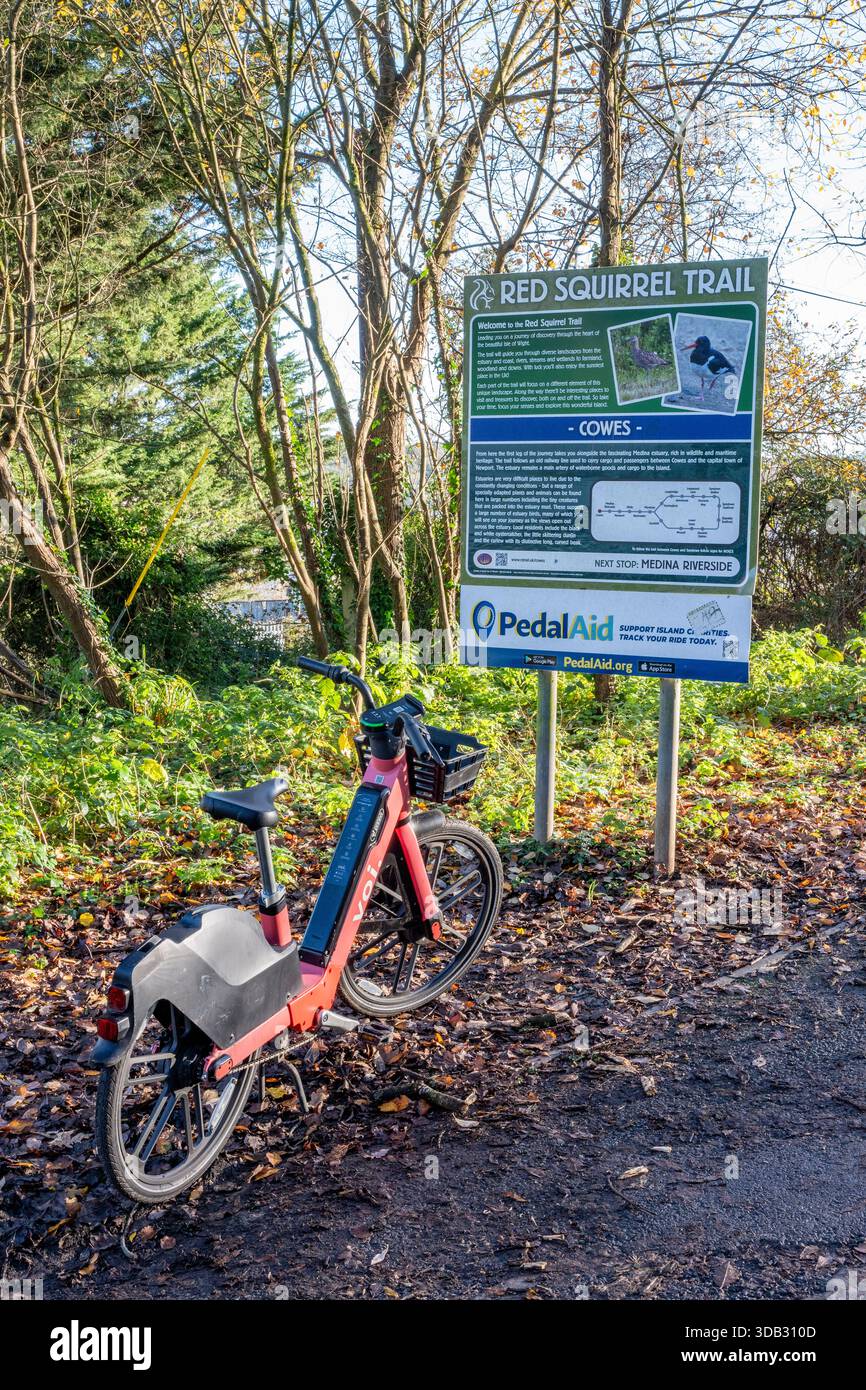 Voi. Bicicletta elettrica parcheggiata all'inizio del percorso dello scoiattolo rosso a Newport, sull'isola di wight, Regno Unito Foto Stock
