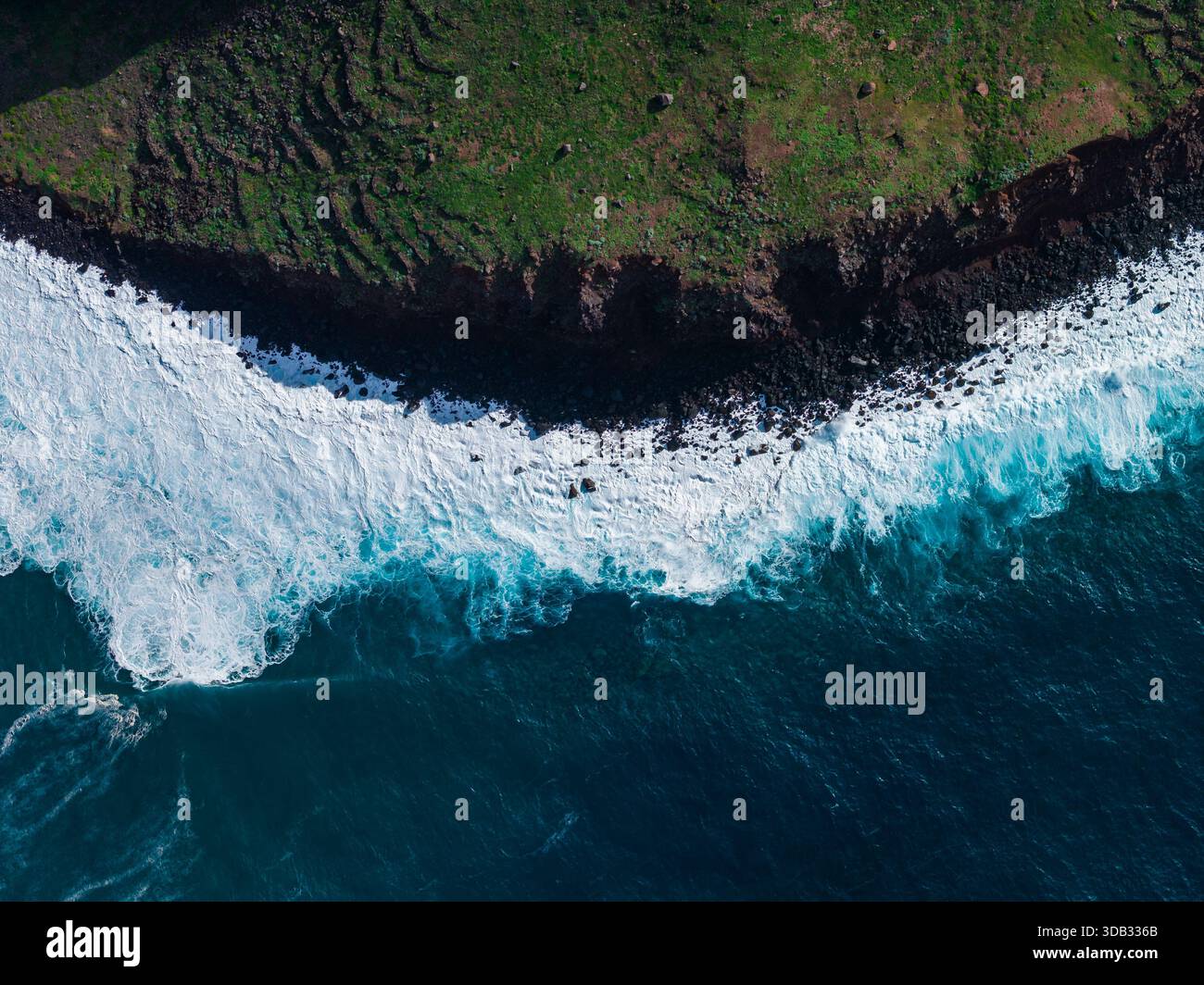 Le onde aeree colpiscono le scogliere basaltiche sulla costa atlantica di Madeira Foto Stock
