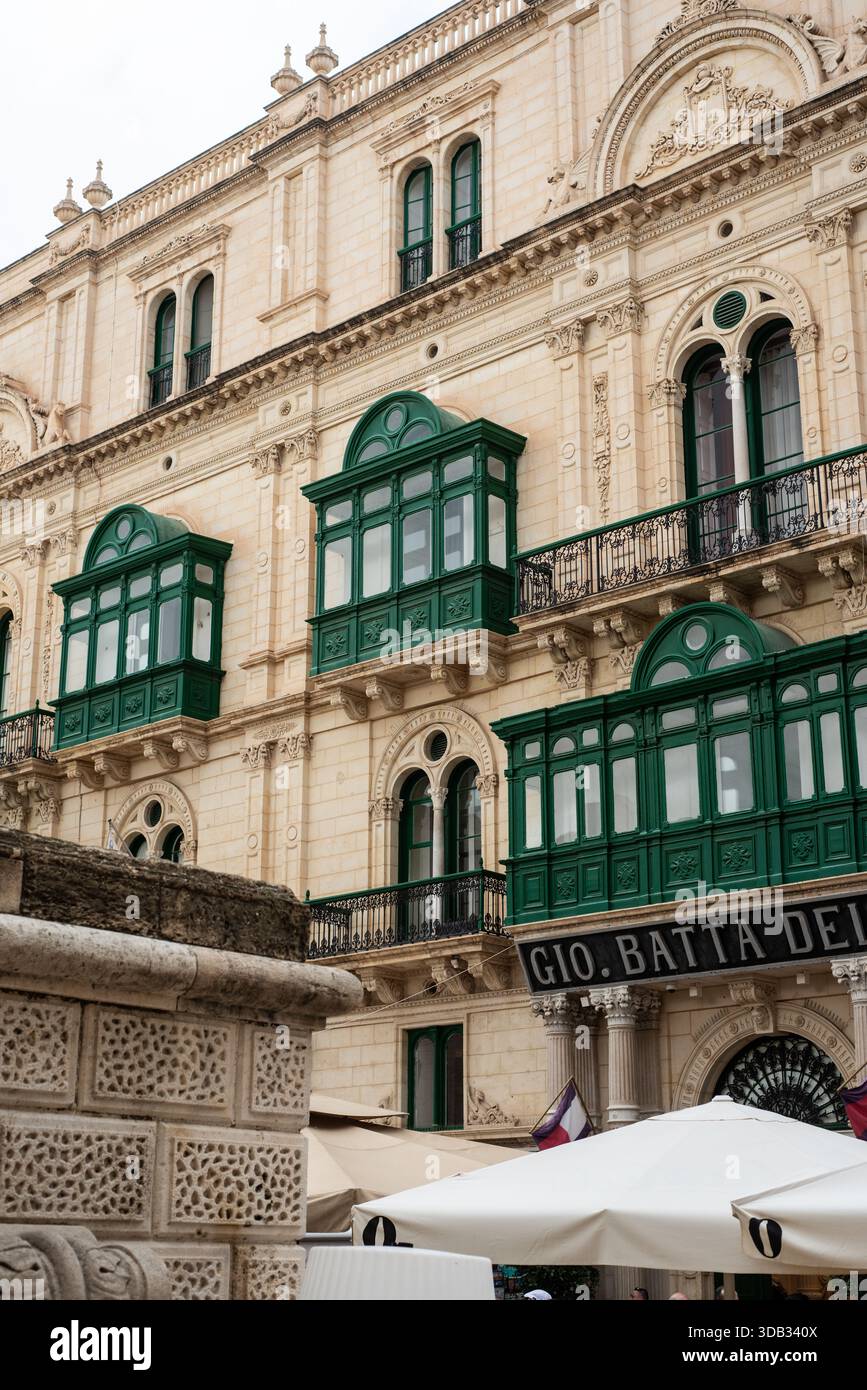 Dettaglio della facciata di un antico edificio nel centro di la Valletta, Malta Foto Stock