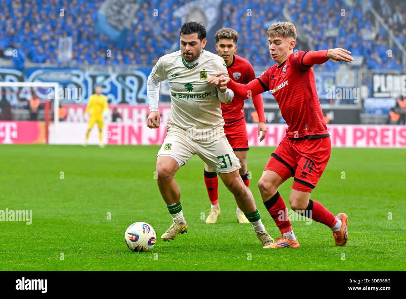 v.li.: Kevin Volland (TSV 1860, 31) Max Plath (FC Ingolstadt, 14) im Zweikampf, Duell, duello, tackle, Dynamik, Action, Aktion, 13.12.2025, Ingolstadt (Deutschland), Fussball, 3. LIGA, FC INGOLSTADT 04 - TSV MONACO 1860, LE NORMATIVE DFB/DFL VIETANO QUALSIASI USO DI FOTOGRAFIE COME SEQUENZE DI IMMAGINI E/O QUASI-VIDEO. Foto Stock