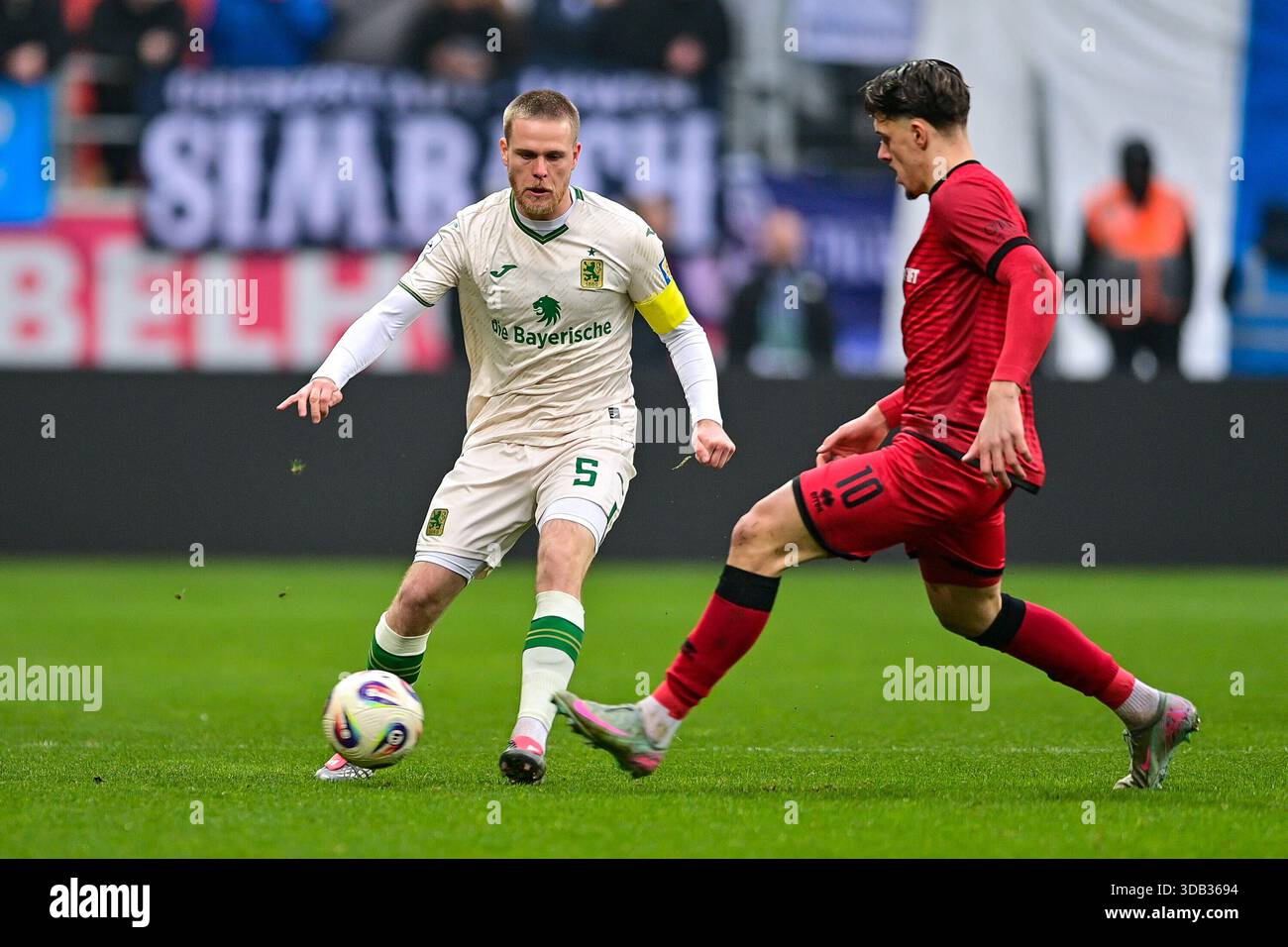 v.li.: Thore Jacobsen (TSV 1860, 5) Dennis Kaygin (FC Ingolstadt, 10) im Zweikampf, Duell, duello, tackle, Dynamik, Action, Aktion, 13.12.2025, Ingolstadt (Deutschland), Fussball, 3. LIGA, FC INGOLSTADT 04 - TSV MONACO 1860, LE NORMATIVE DFB/DFL VIETANO QUALSIASI USO DI FOTOGRAFIE COME SEQUENZE DI IMMAGINI E/O QUASI-VIDEO. Foto Stock