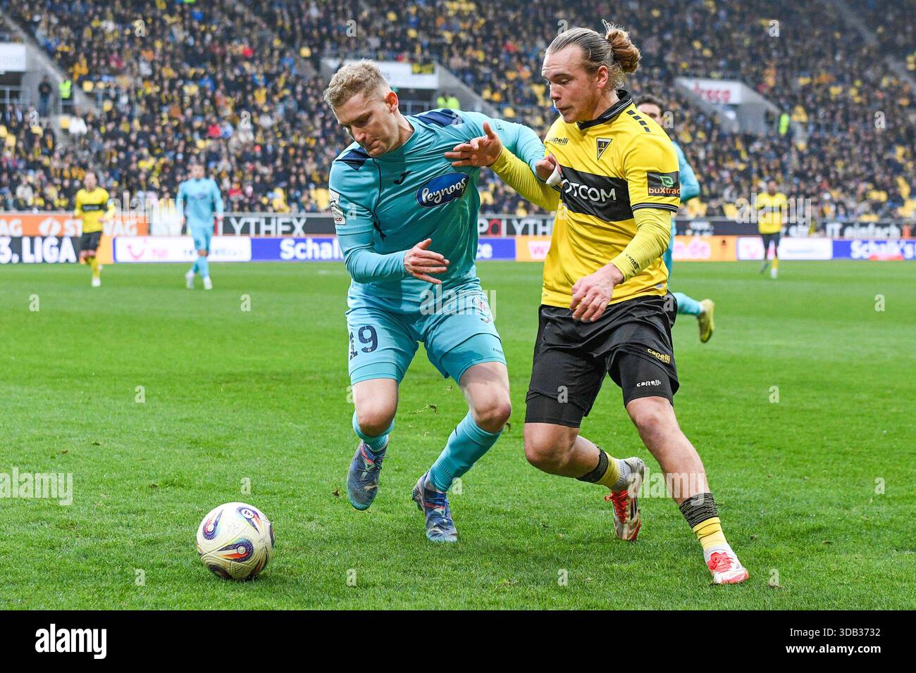 v.li.: Meiko Sponsel (Victoria Köln, 19), Lars Gindorf (Alemennia Aachen, 23), Zweikampf, Duell, duello, tackle, tackle, Dynamik, azione, Aktion, 13.12.2025, Aquisgrana (Deutschland), Fussball, 3. Liga, TSV Alemannia Aachen - Viktoria Köln, Fussball, 3. LE NORMATIVE LIGA, TSV ALEMANNIA AACHEN - VIKTORIA KÖLN, DFB/DFL VIETANO QUALSIASI USO DI FOTOGRAFIE COME SEQUENZE DI IMMAGINI E/O QUASI-VIDEO. Foto Stock