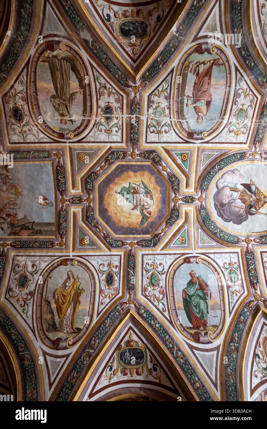 Volterra, Italia - 21 luglio 2025: Soffitto affrescato a volta a costola della Chiesa rinascimentale di San Lino a Volterra, raffigurante santi e scene bibliche Foto Stock